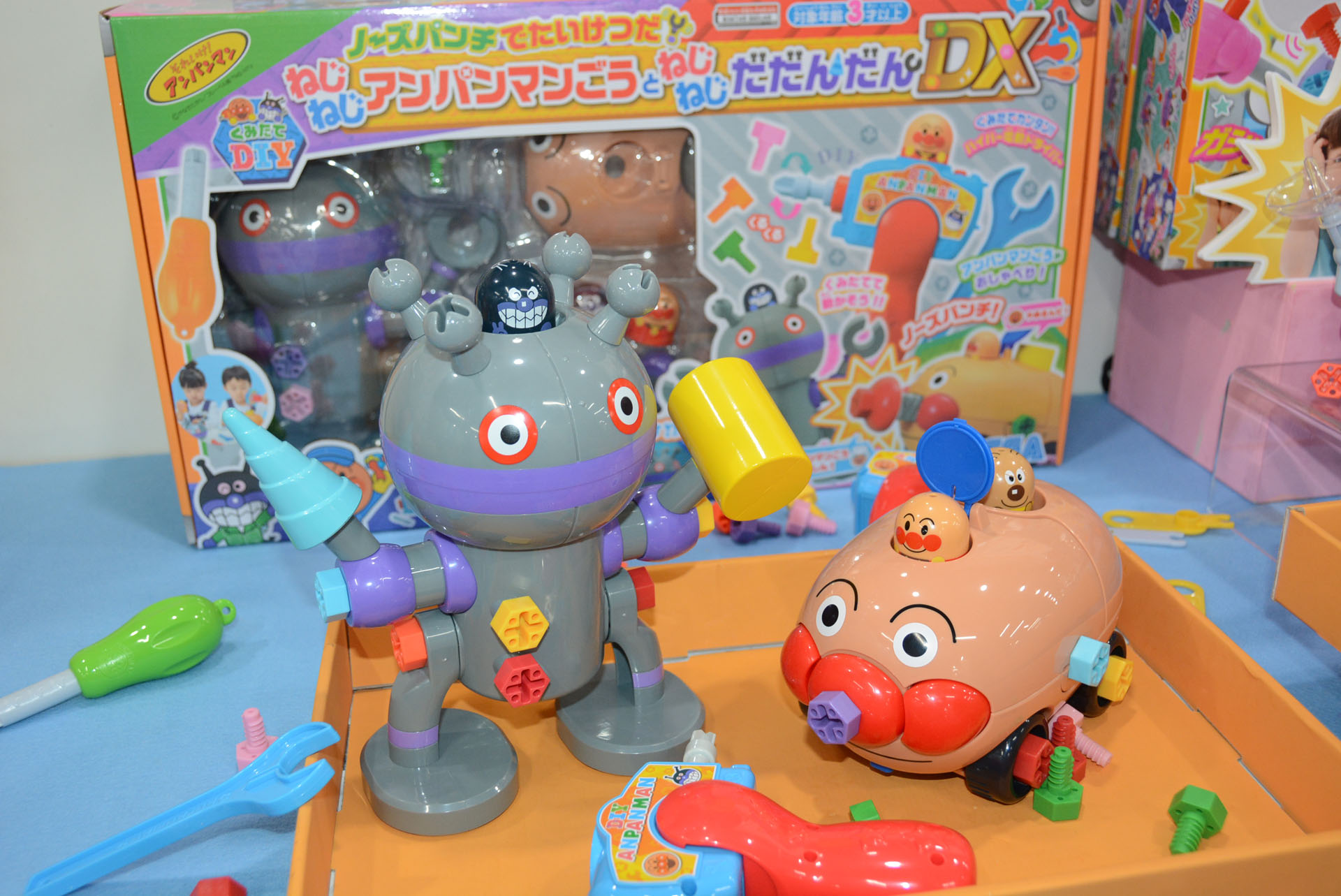 こちらは「アンパンマン　くみたてDIY　ノーズパンチでたいけつだ！ ねじねじアンパンマンごうとねじねじだだんだんDX」従来は組み立てと分解を楽しむコンセプトだが、今回ボタン一発のバラバラギミックが加わった