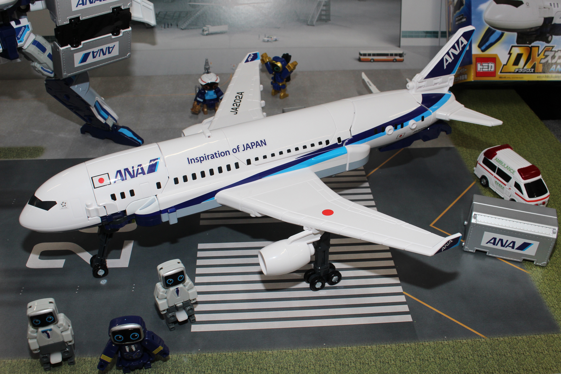 変形前のジェット旅客機。これだけでも300mm以上あるかなり大きな飛行機だ。ANA機のカラーと公式ロゴが魅力的