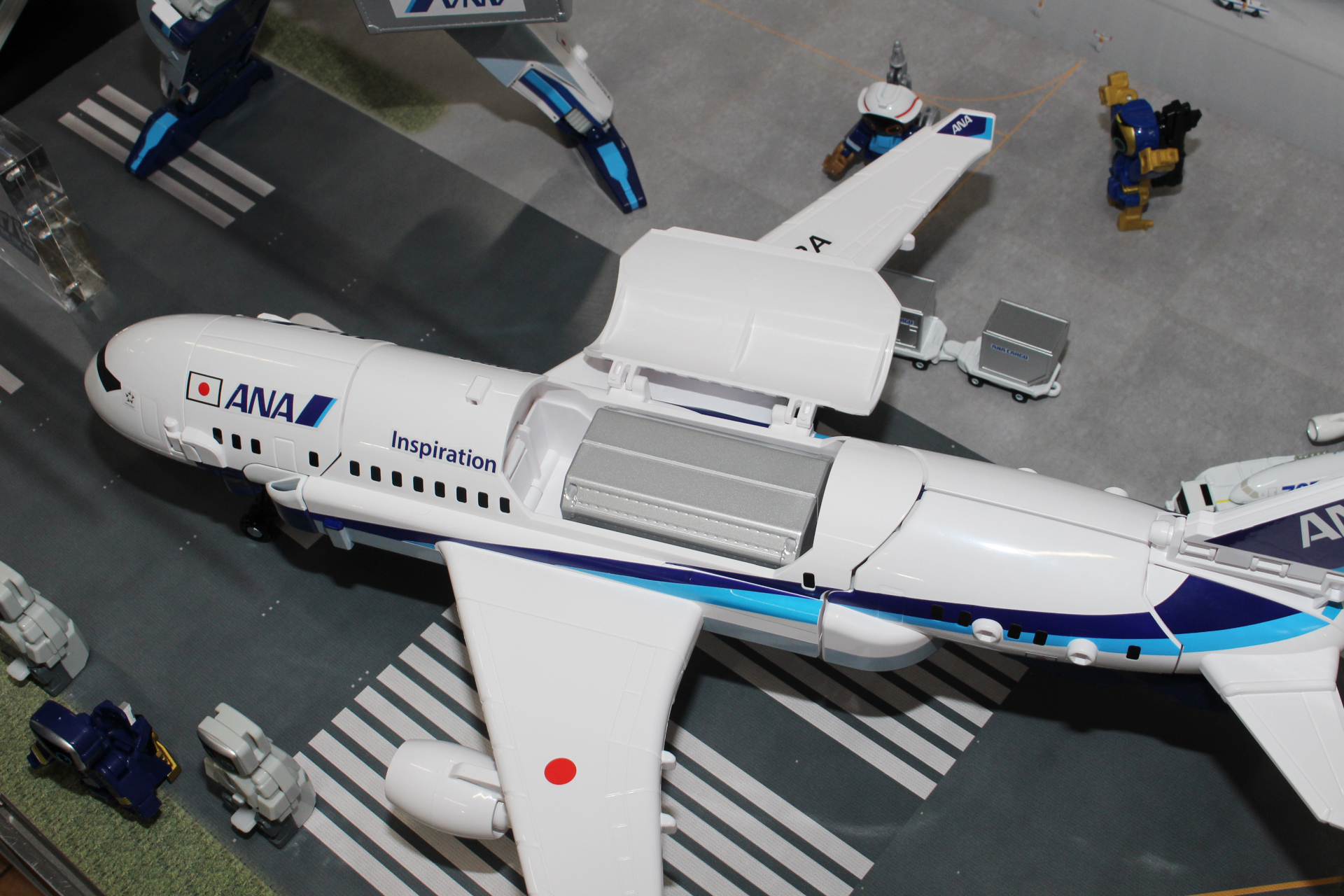 胴体にはコンテナを収納していて、尾部から発車させられる。写真に見える救急車など、一部のアーマートミカも格納できる