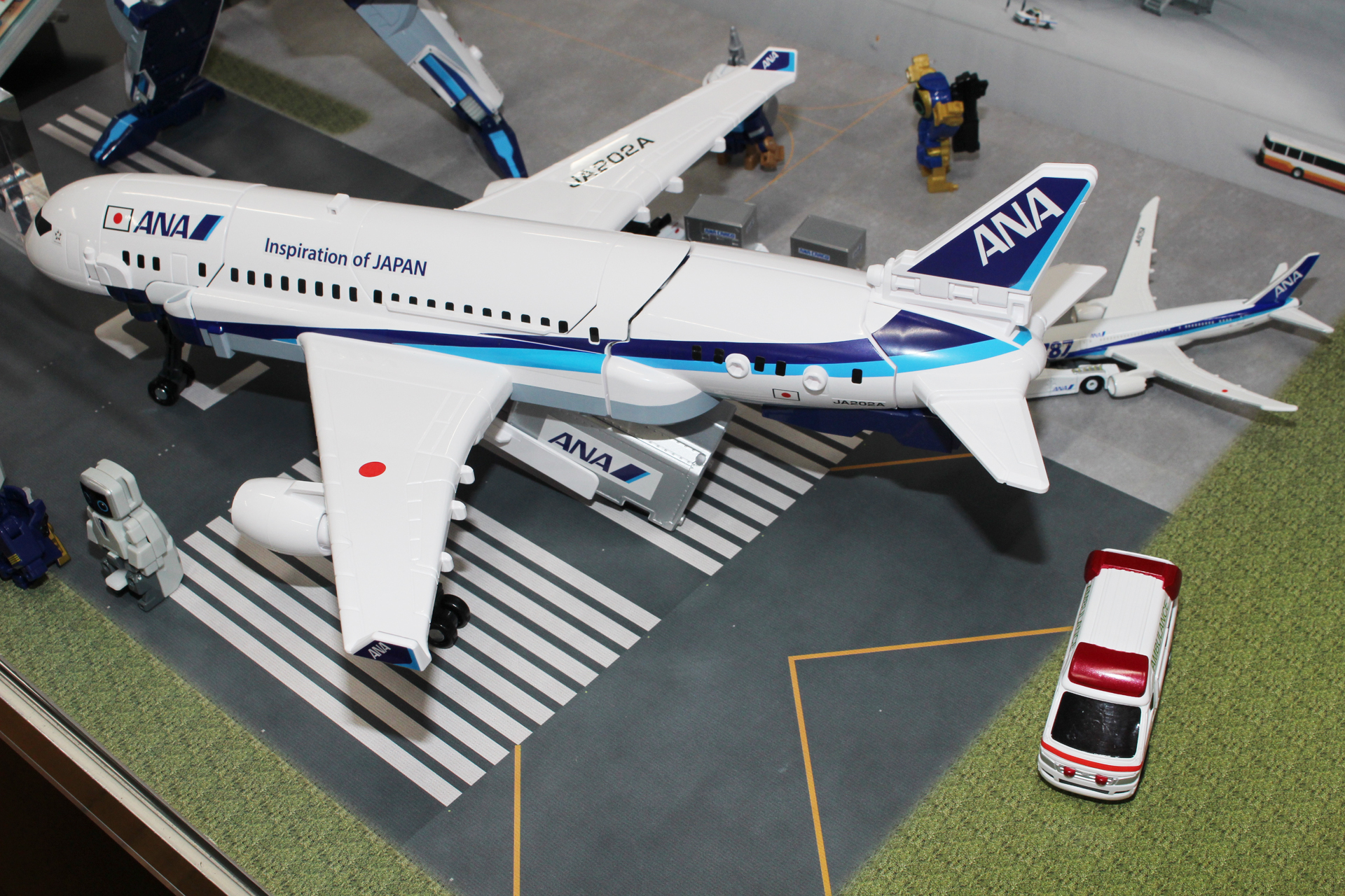 胴体にはコンテナを収納していて、尾部から発車させられる。写真に見える救急車など、一部のアーマートミカも格納できる