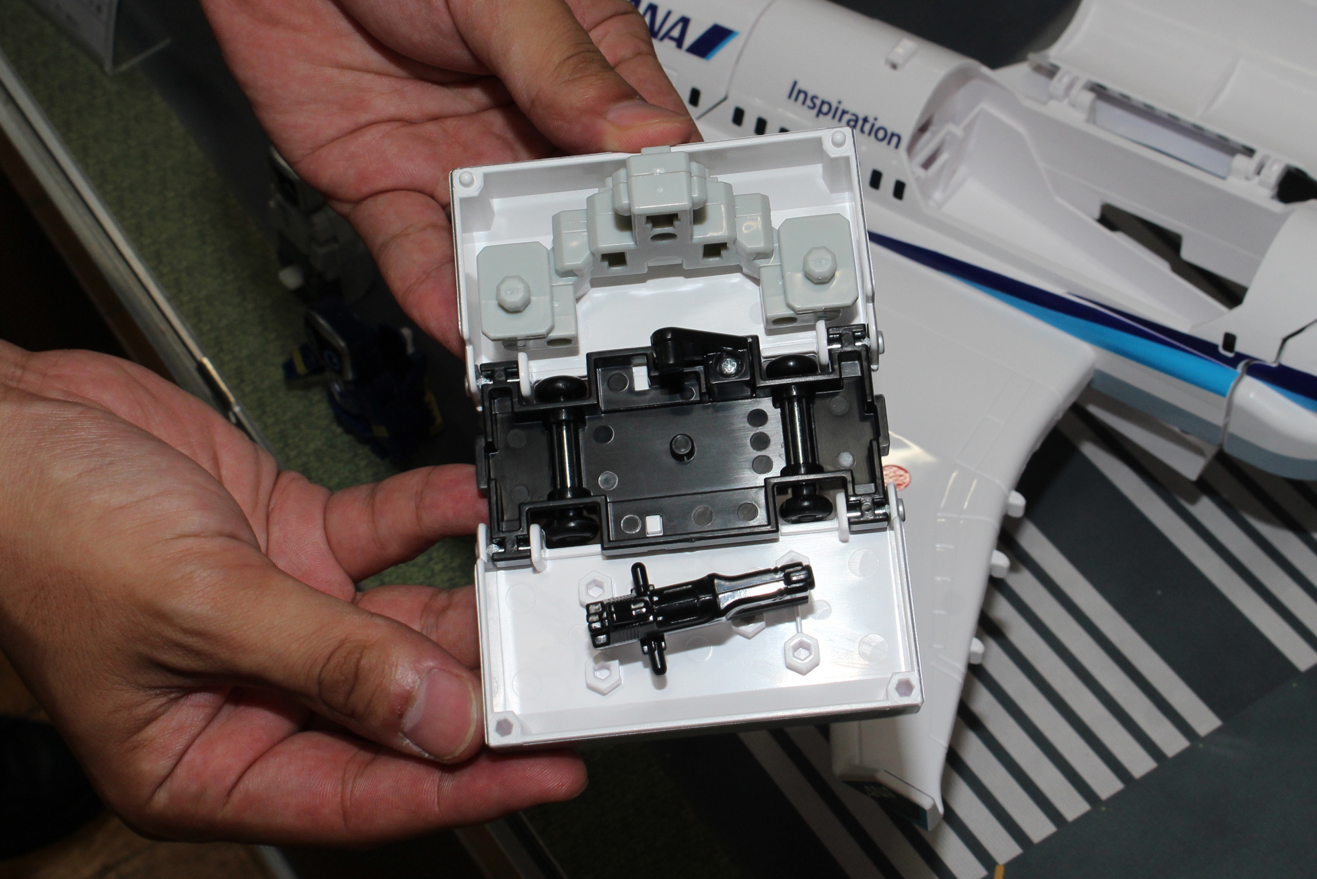 コンテナは展開式で、中にジョブレイバーの装備を格納できる