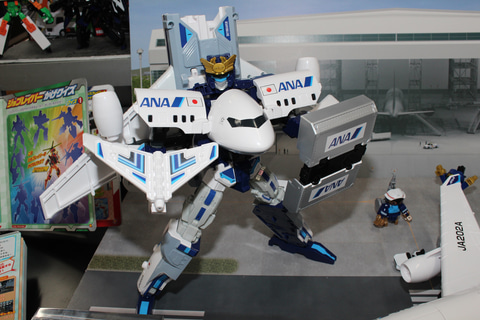 ANAの全面協力により、ジェット旅客機がロボットに完全変形！「トミカ