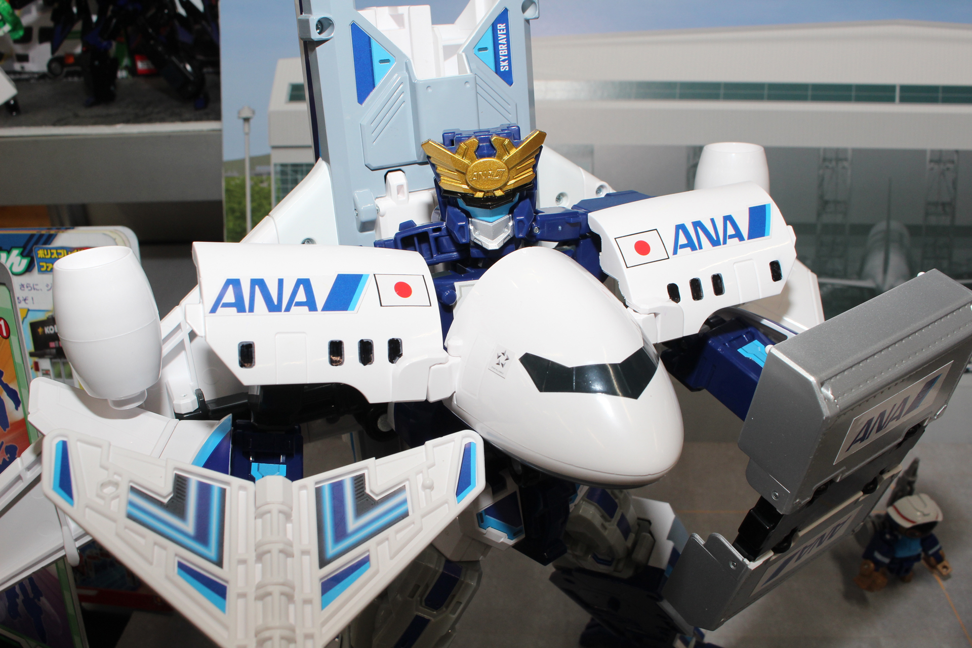 額の飾りにもANAのロゴが入っている