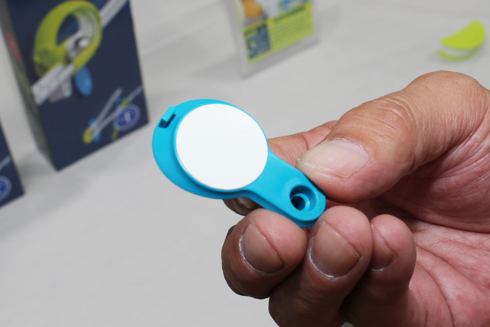 吸盤といっても一般的な中央がへこんだものとは違い、表面を綺麗にすることで簡単に貼り付いて簡単に剥がせる特殊なものだ