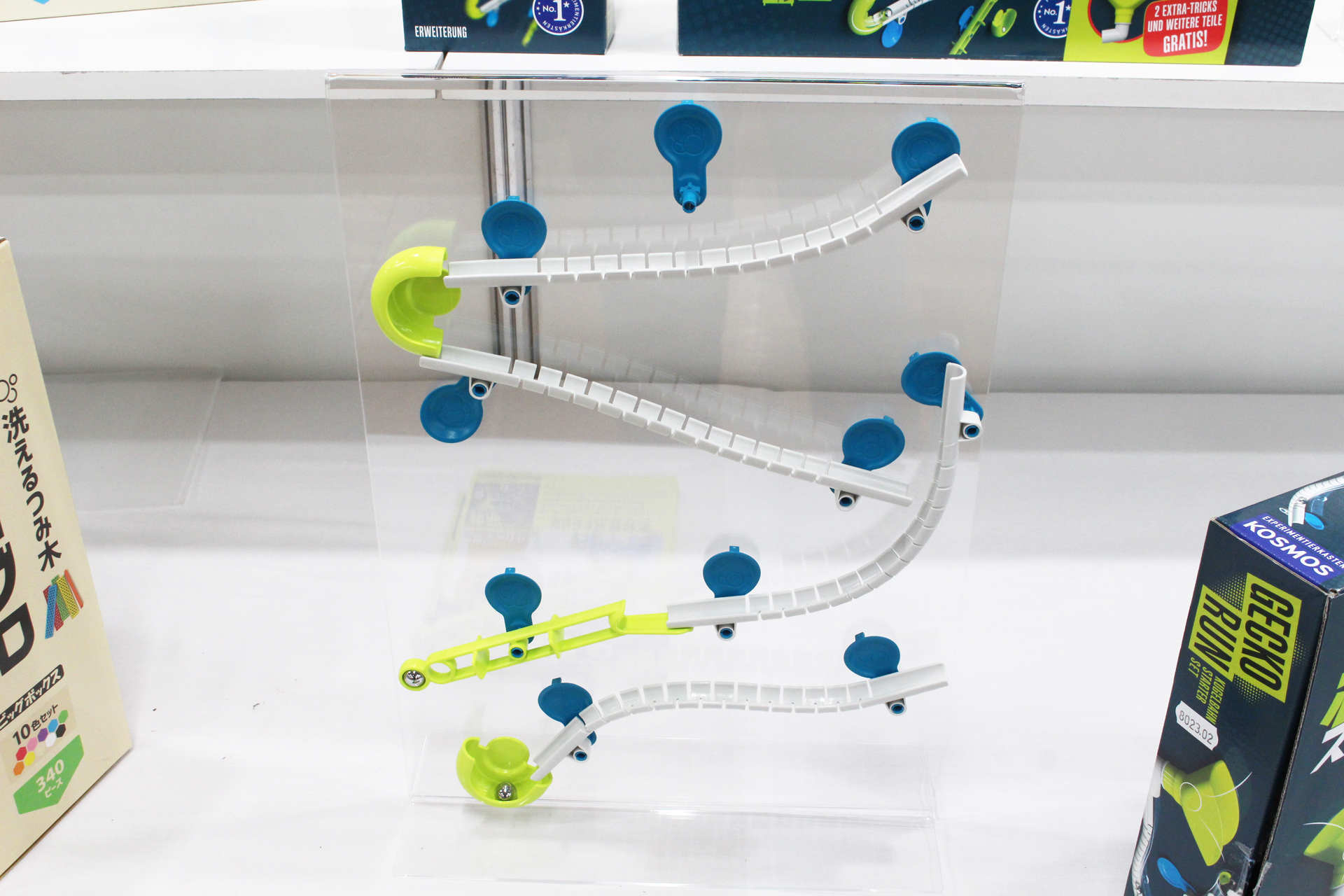 吸盤が張り付く滑らかな壁ならどこでも設置できるのが魅力。オリジナルの商品名にあるGECKO＝ヤモリの意味がよくわかる