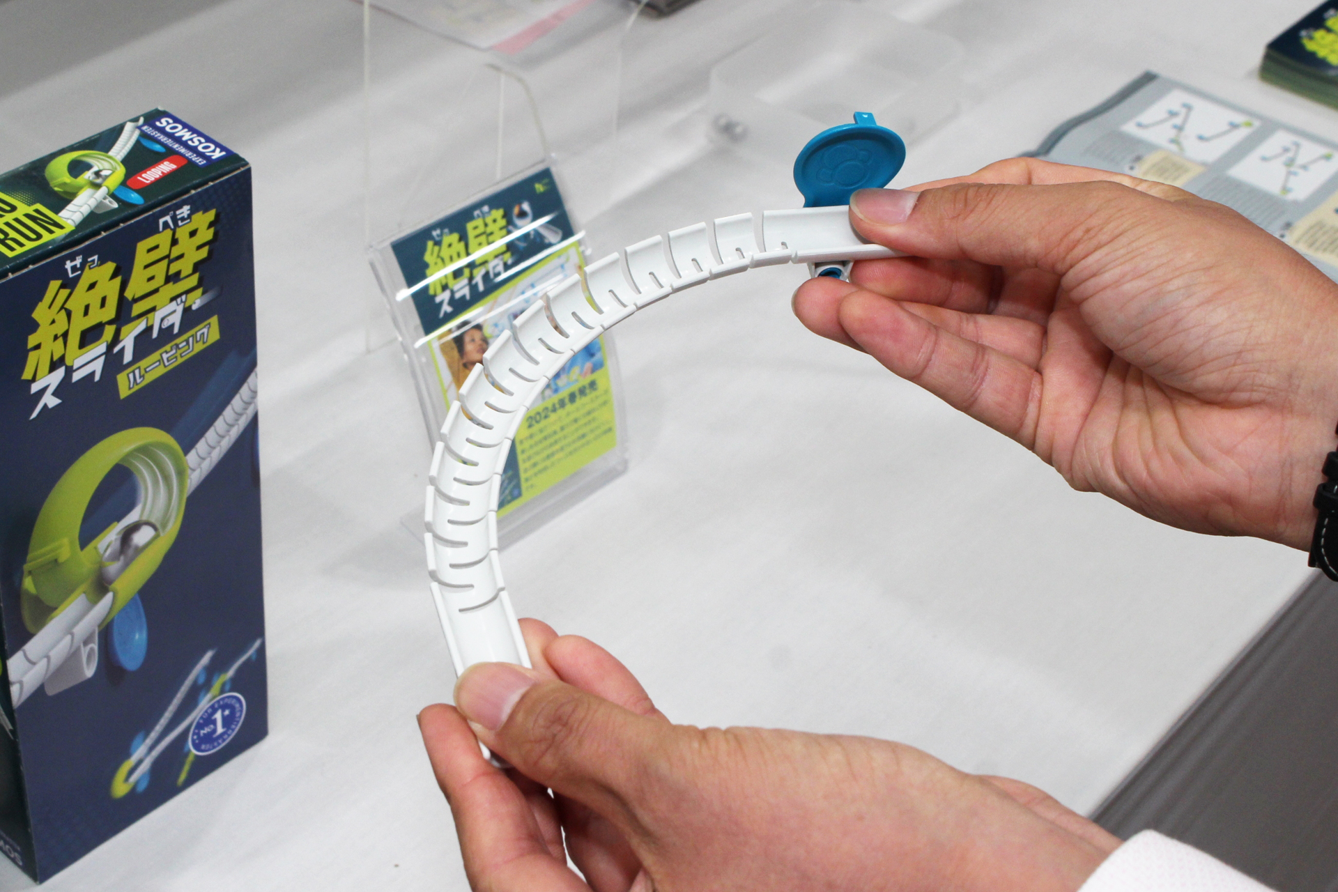 縦だけでなく、横にも曲がるレール。これにより壁や窓の小さな凹凸を越えて設置もできる