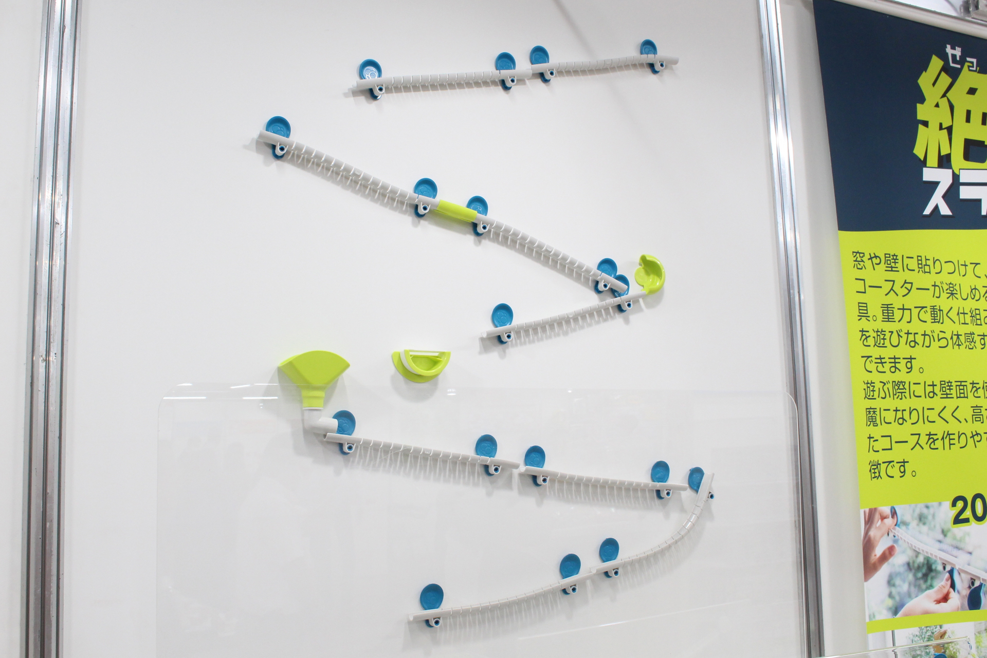 壁でも表面が滑らかなところなら設置できる