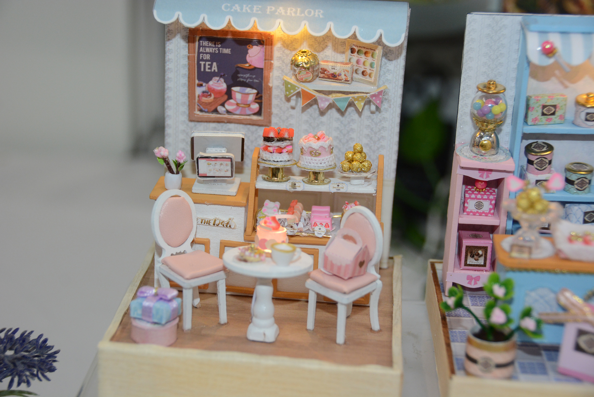 ケーキパーラー。デコレーションされたケーキや細かく文字が書かれたポスターなどディテールがぎゅっと詰まっているのが楽しい