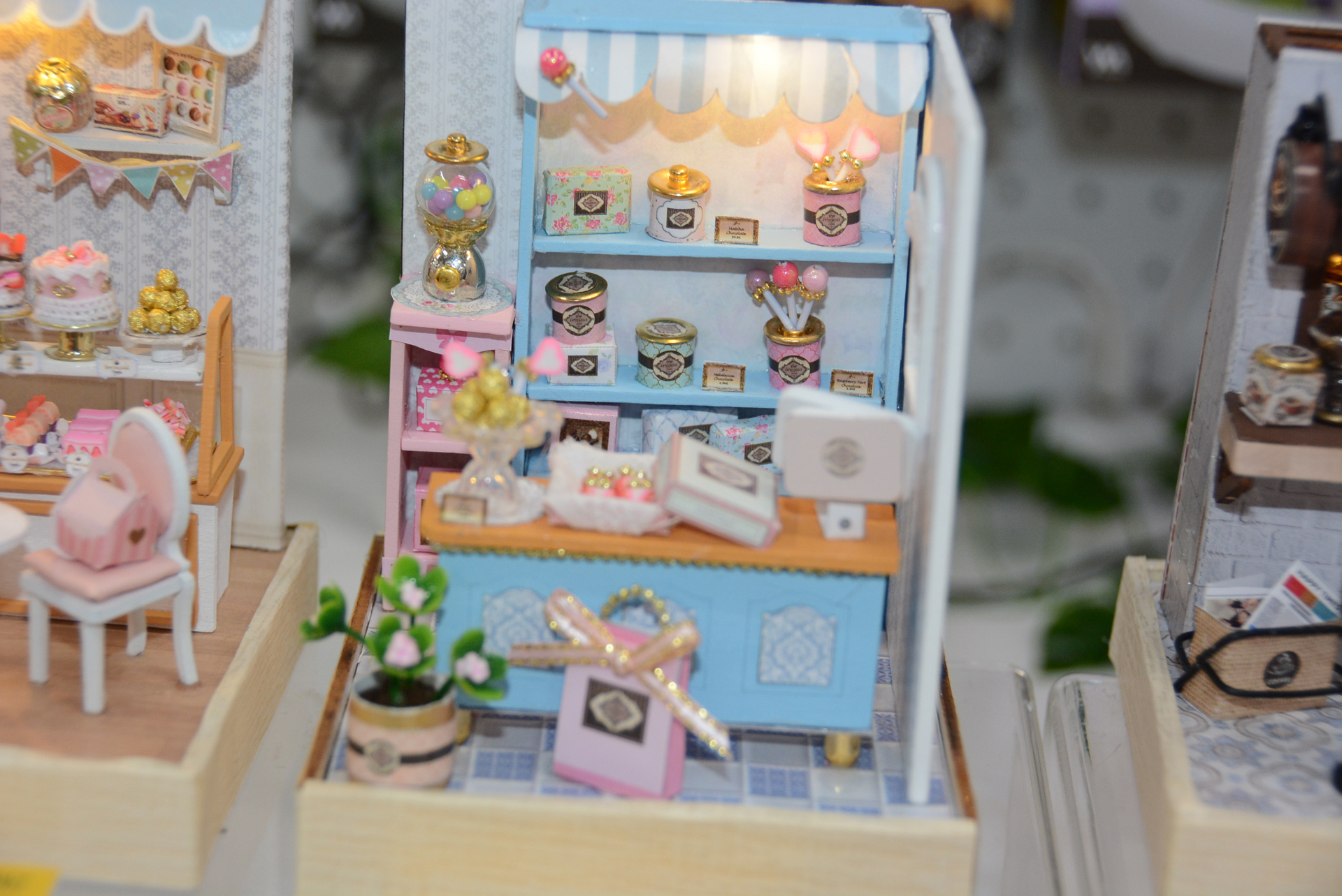 キャンディストア。色鮮やかなキャンディが並べられている。缶の印刷も華やかでワクワクさせられる
