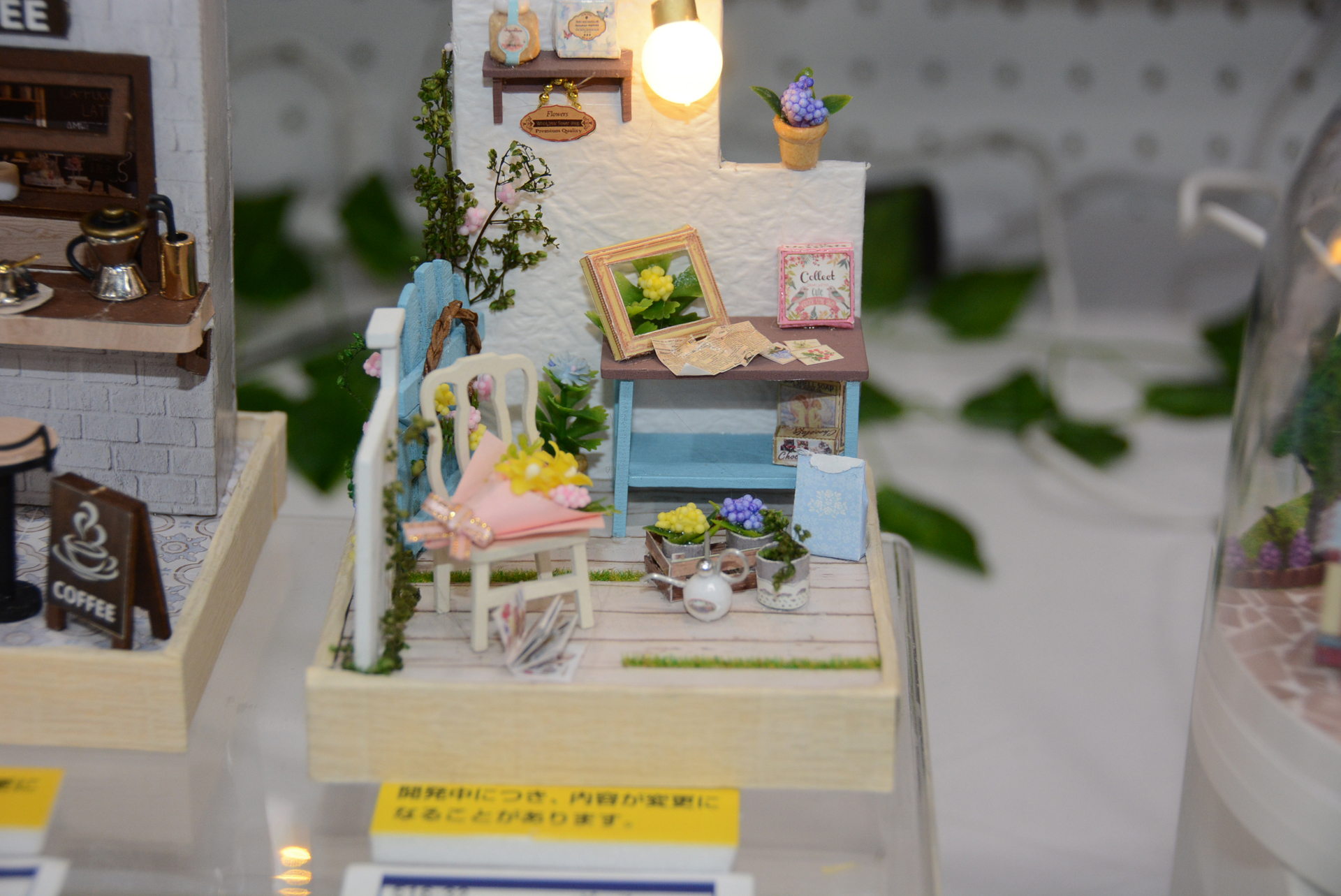 ガーデンテラスは花の描写が面白い。漆喰風の壁の表現もポイントだ