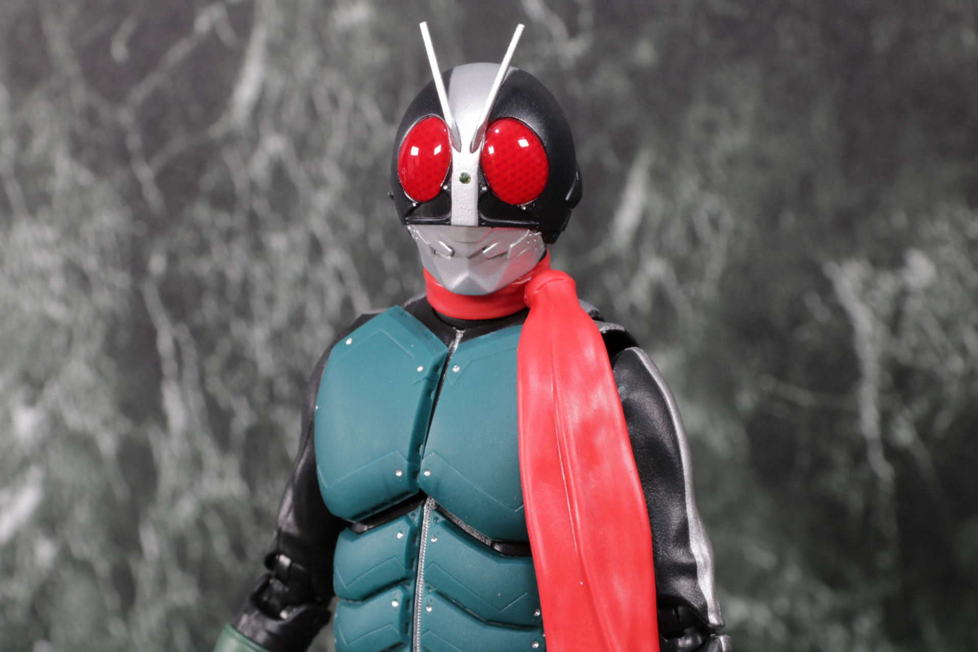 背中のバッタの翅を思わせるデザイン