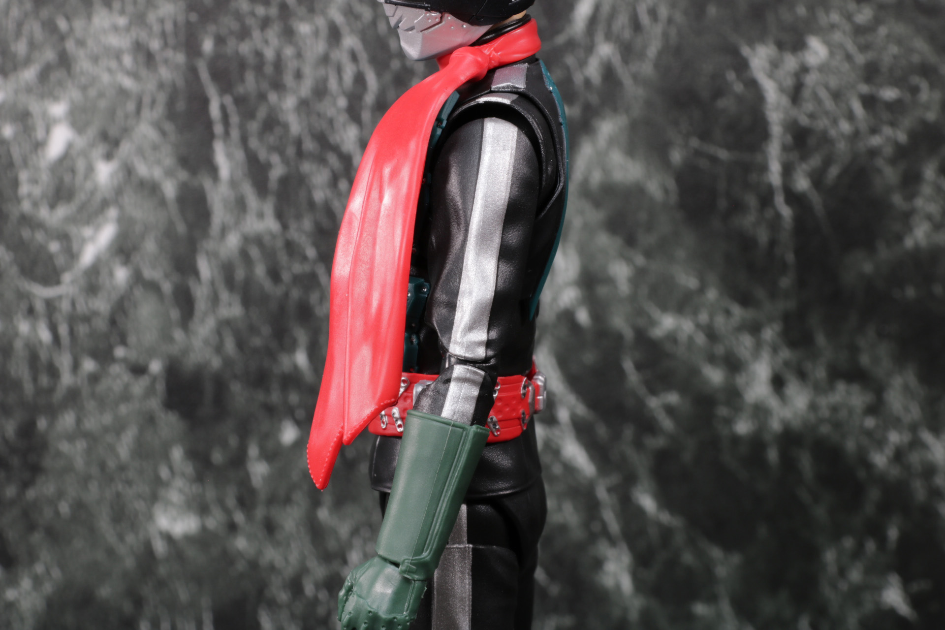 仮面ライダー第2号のスーツにある銀色のラインも入っている