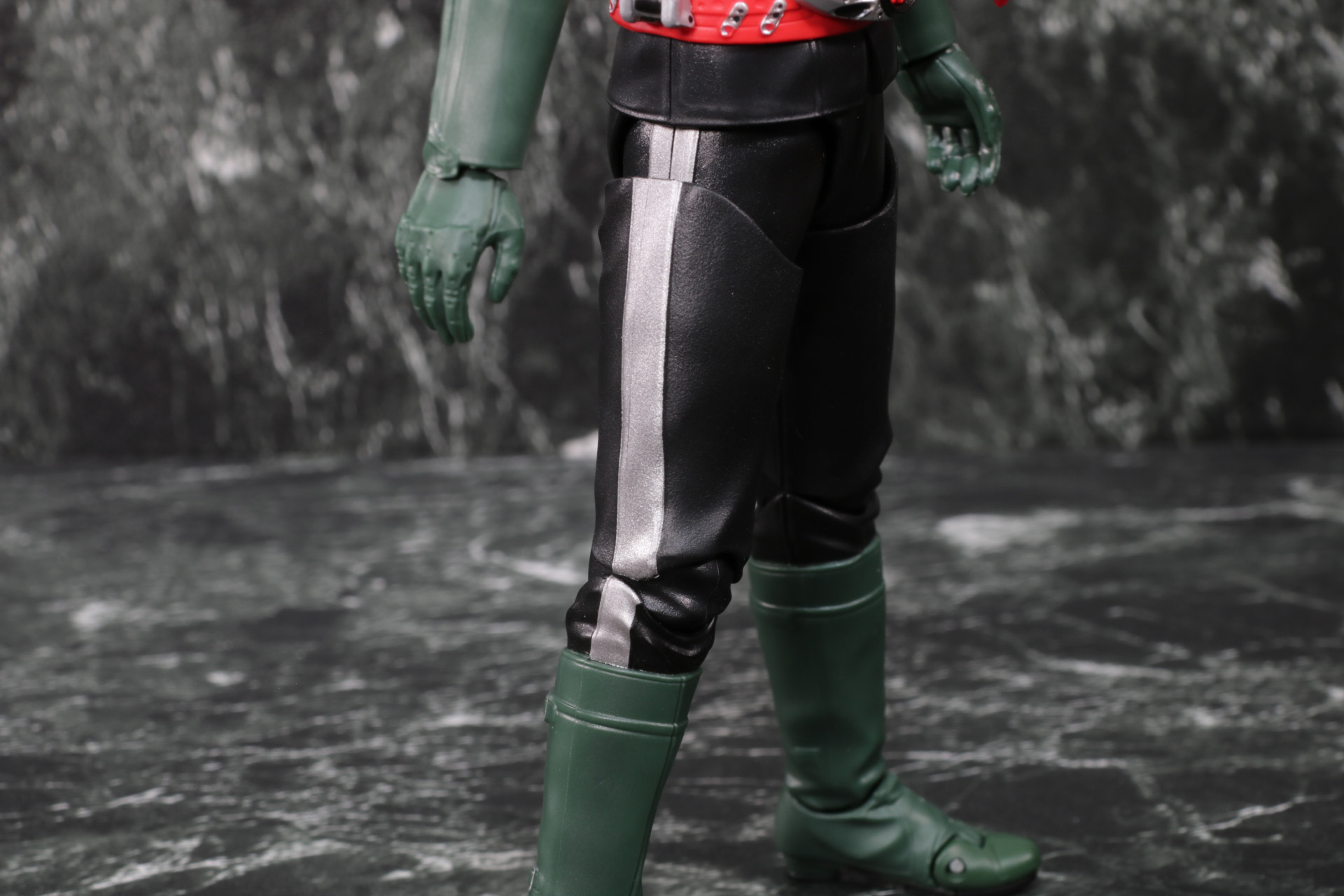 マスクは暗い色合いに中央に銀のラインが入っている