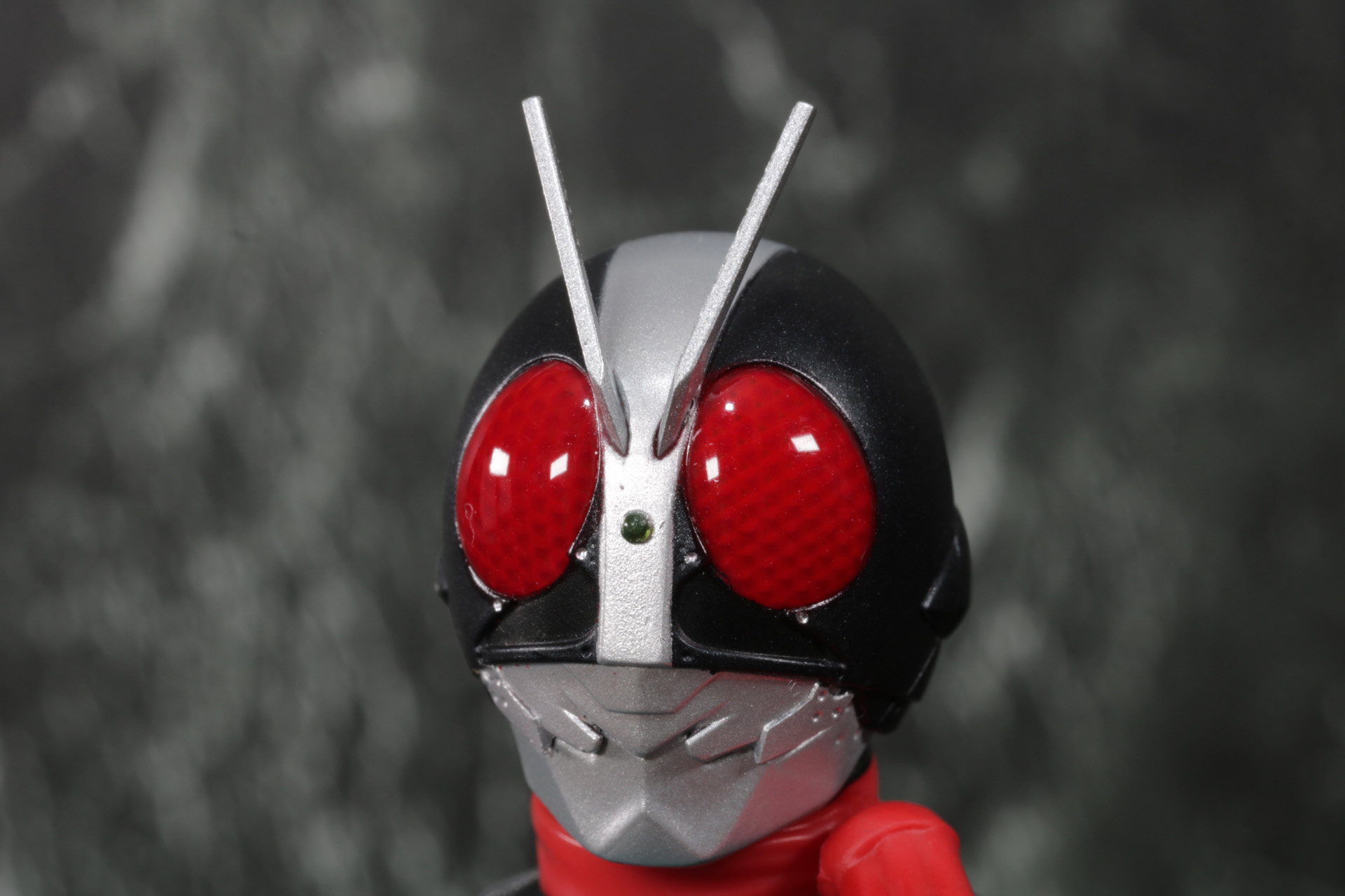 マスクは暗い色合いに中央に銀のラインが入っている