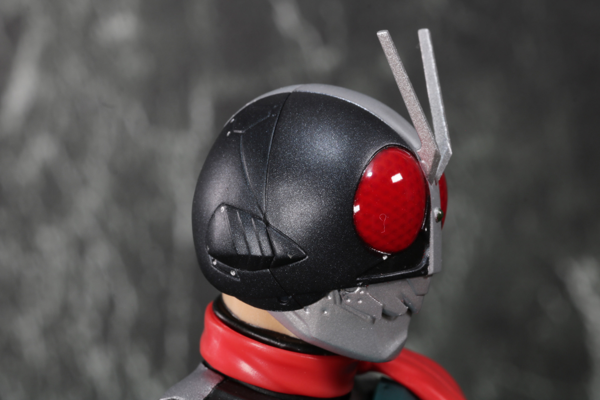 変身ベルトの改良型タイフーンはベルト部分が赤となっている