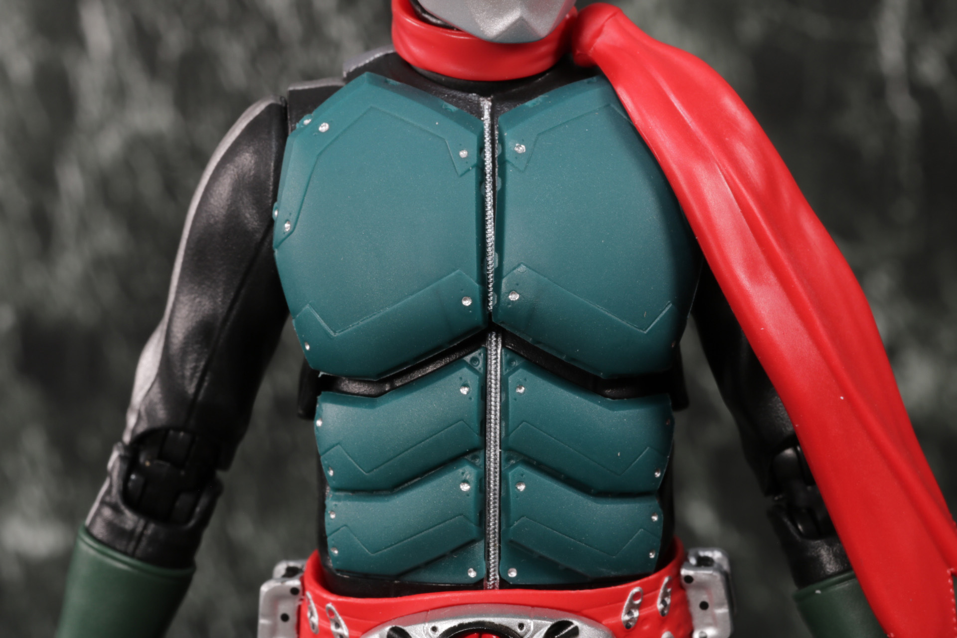 変身ベルトの改良型タイフーンはベルト部分が赤となっている