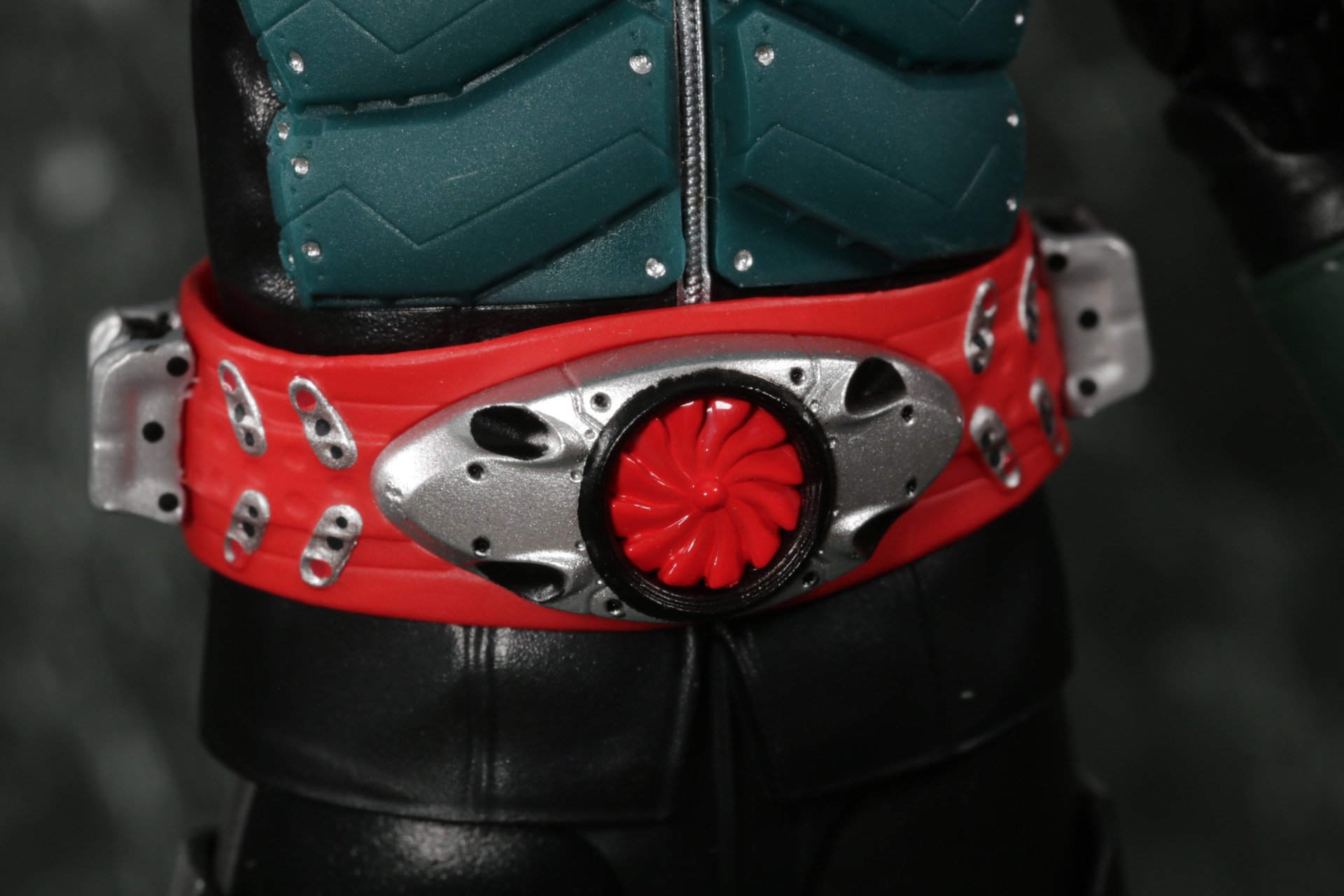 変身ベルトの改良型タイフーンはベルト部分が赤となっている