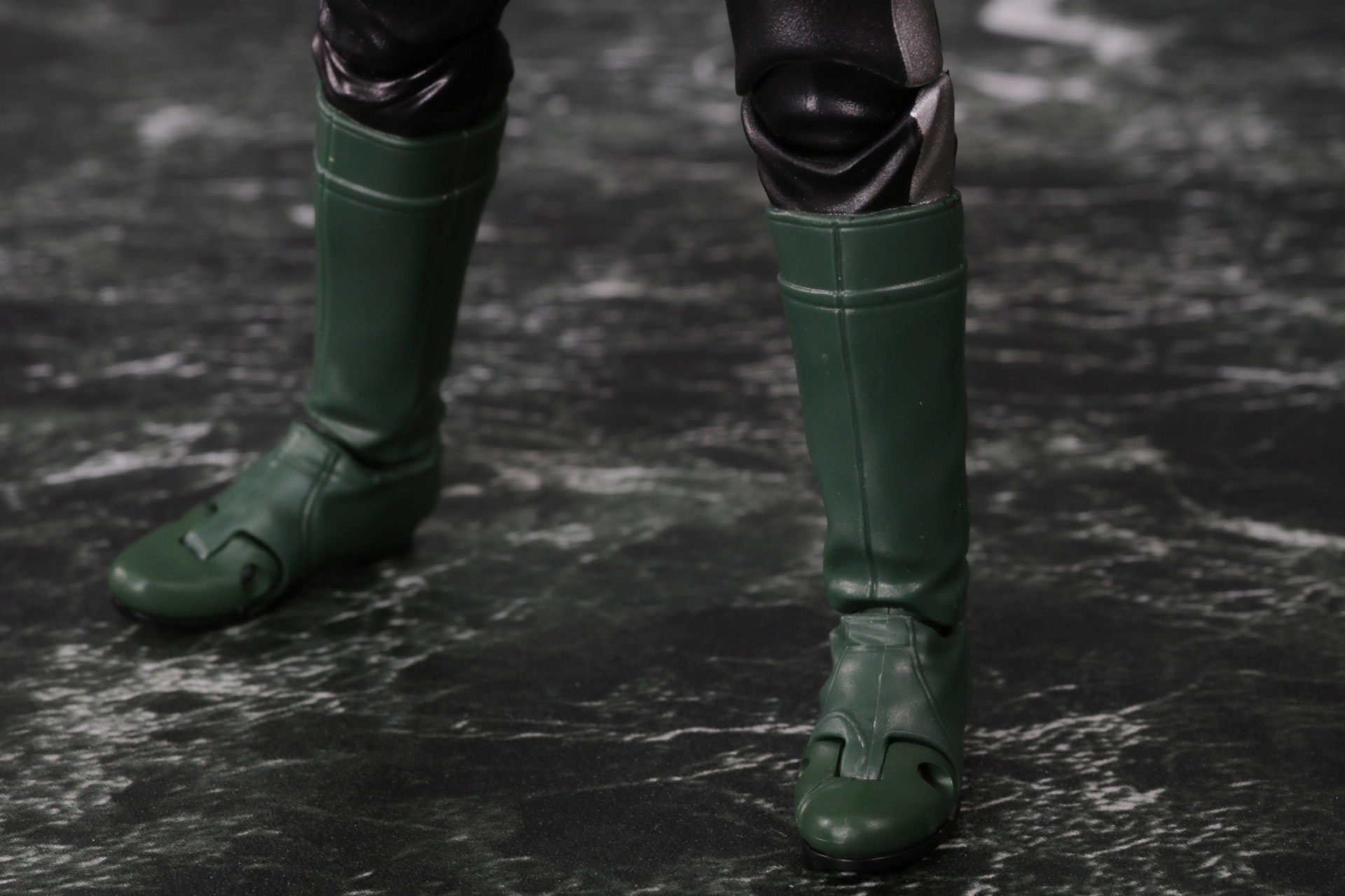 ブーツも暗めの緑となっている
