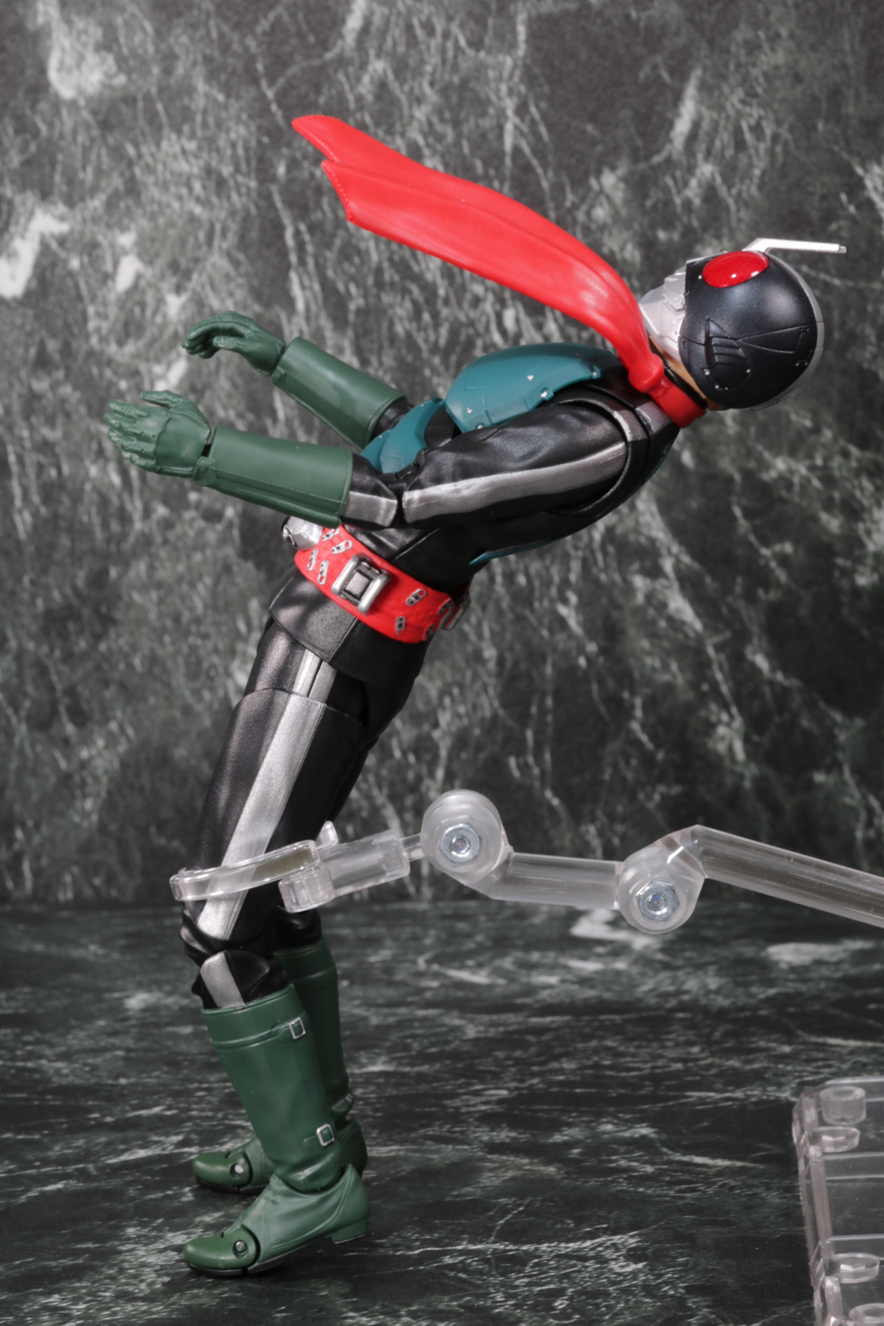 腰の反り可動もでき、表情付けがしやすくなっている