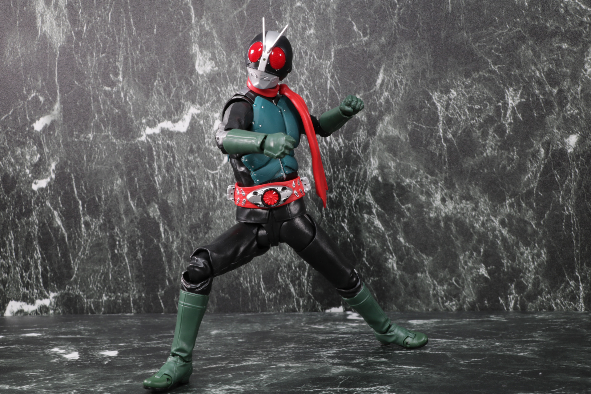 ハイキックの躍動感。マフラーの可動で風を感じる動きが楽しめる