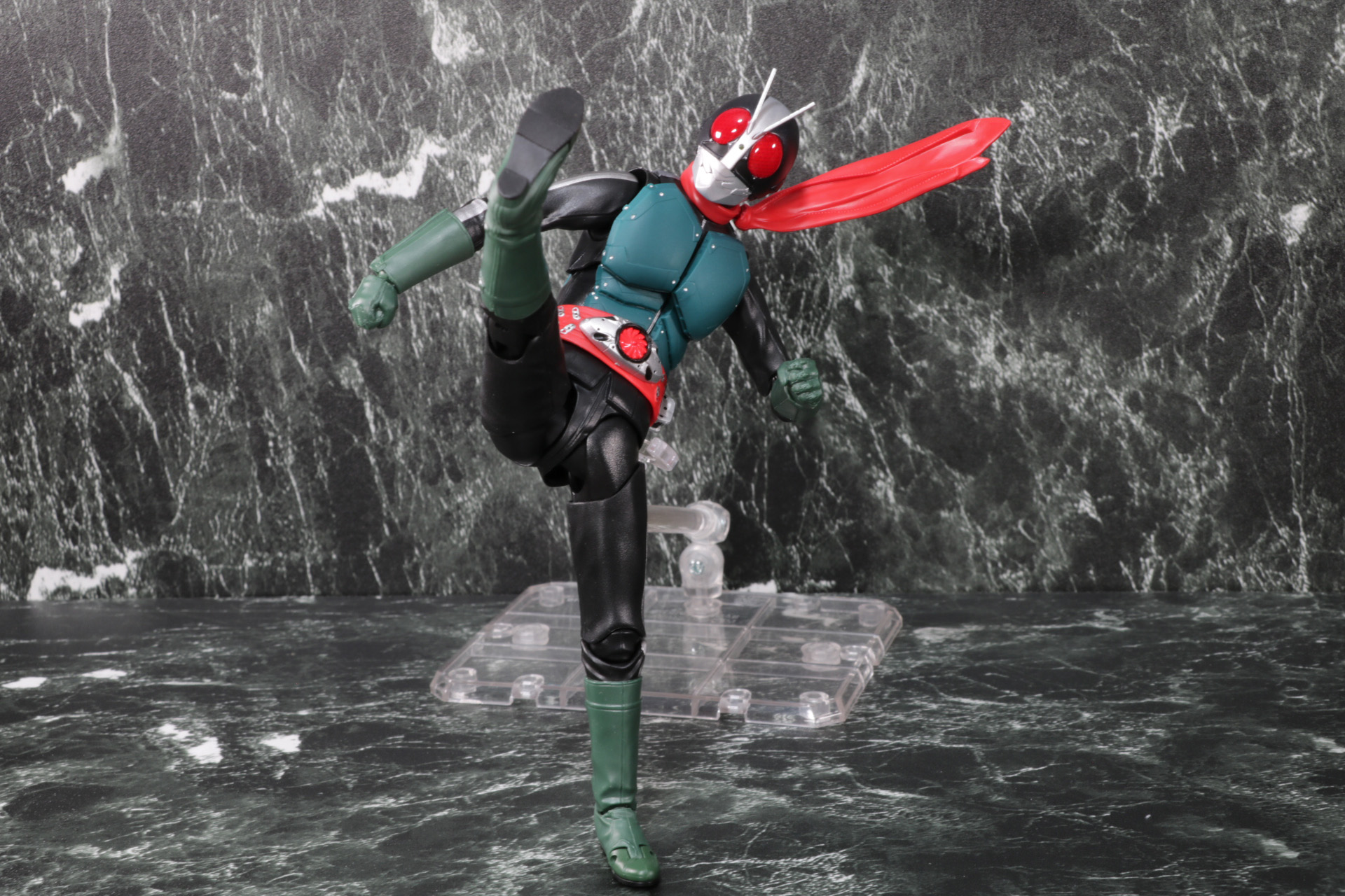 ハイキックの躍動感。マフラーの可動で風を感じる動きが楽しめる