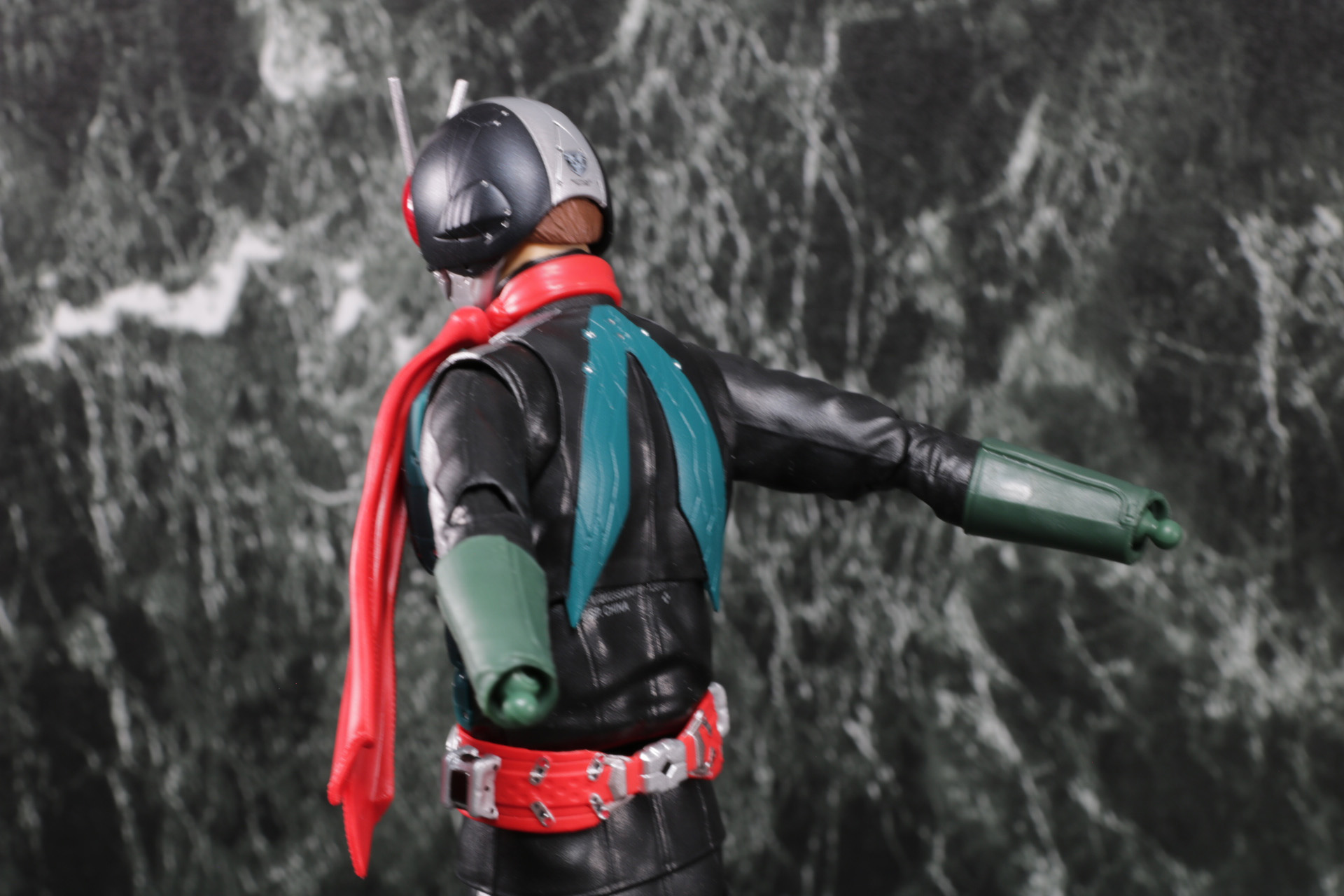 腕を後ろに回した状態でコートの袖を通す