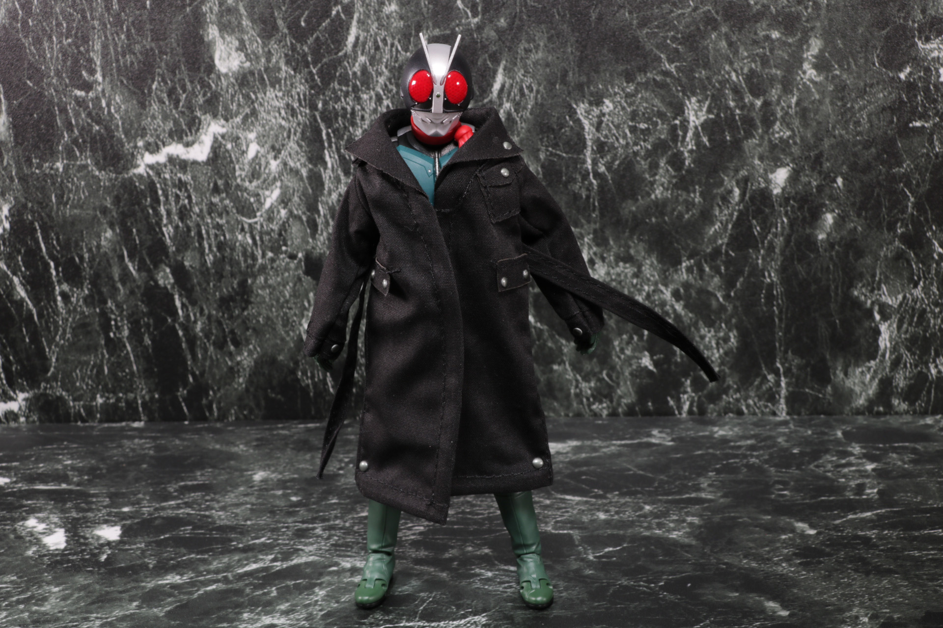 コートを着ることでクールな雰囲気に