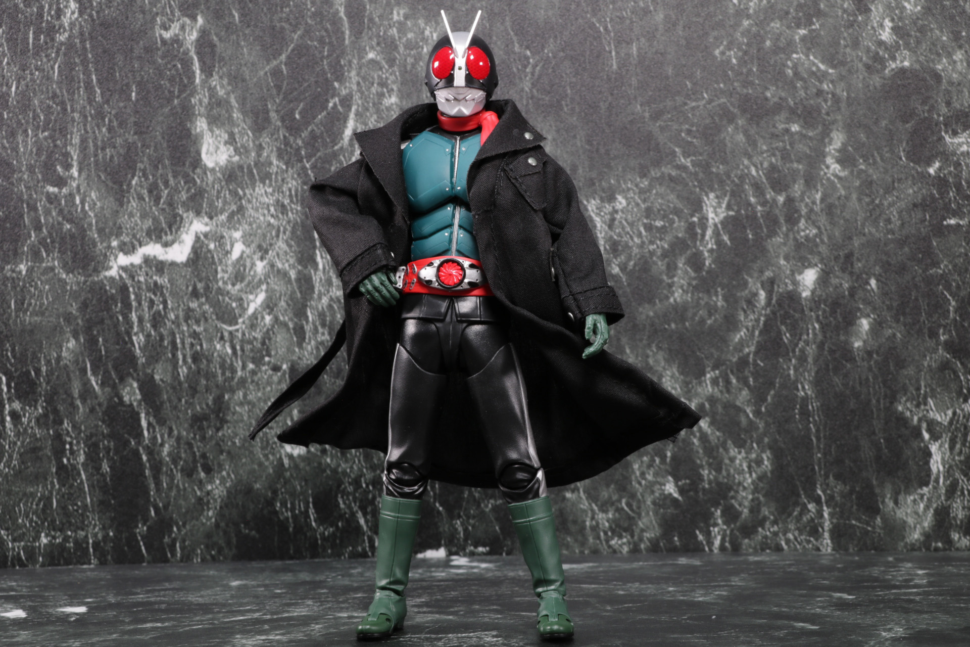 コートをずらしてベルトを見せる所作も再現可能