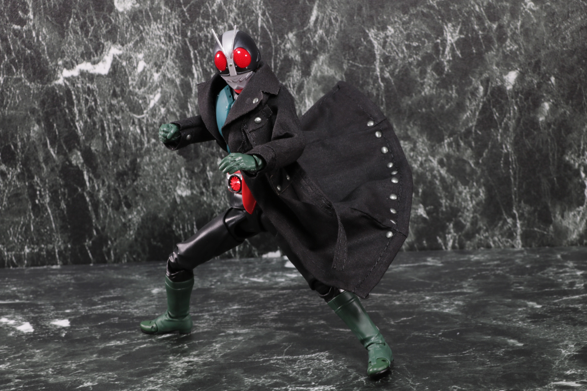 ワイヤーによって大きく裾が広がった状態での固定もできる