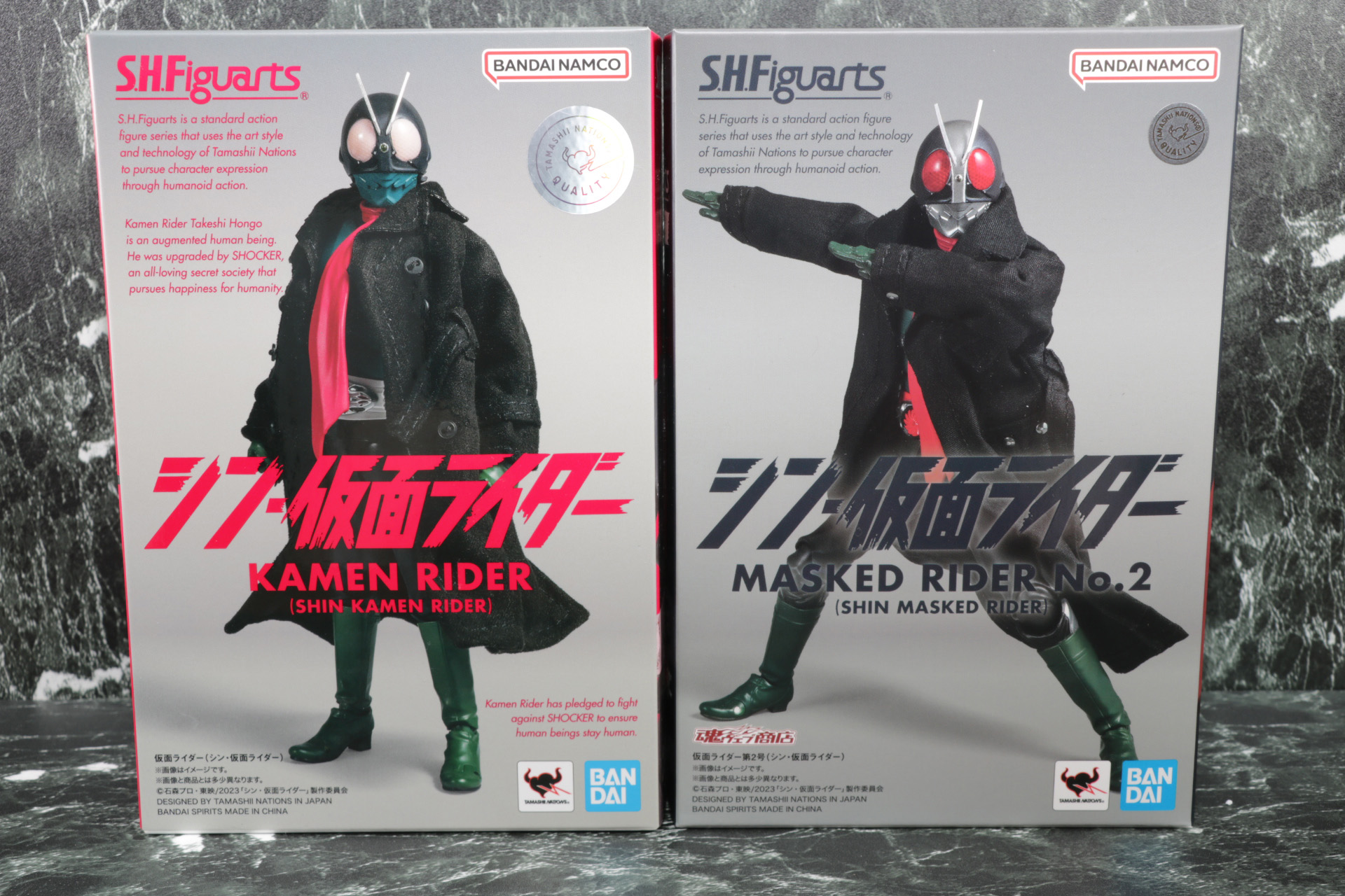 側面の表記では「KAMEN RIDER」と「MASKED RIDER No.2」と同作品ながら異なる呼称となっている