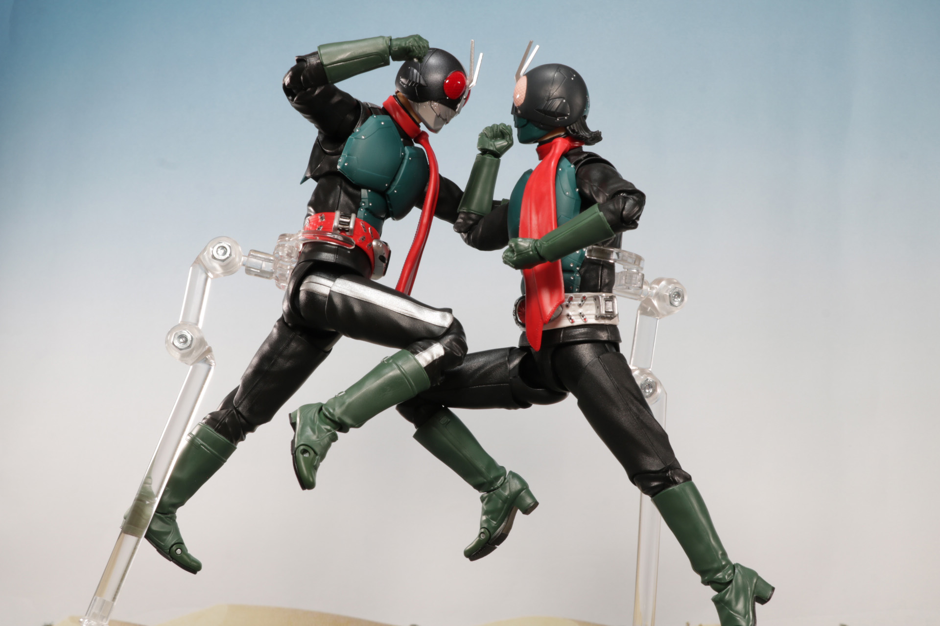 超人的な跳躍力から空中で激突