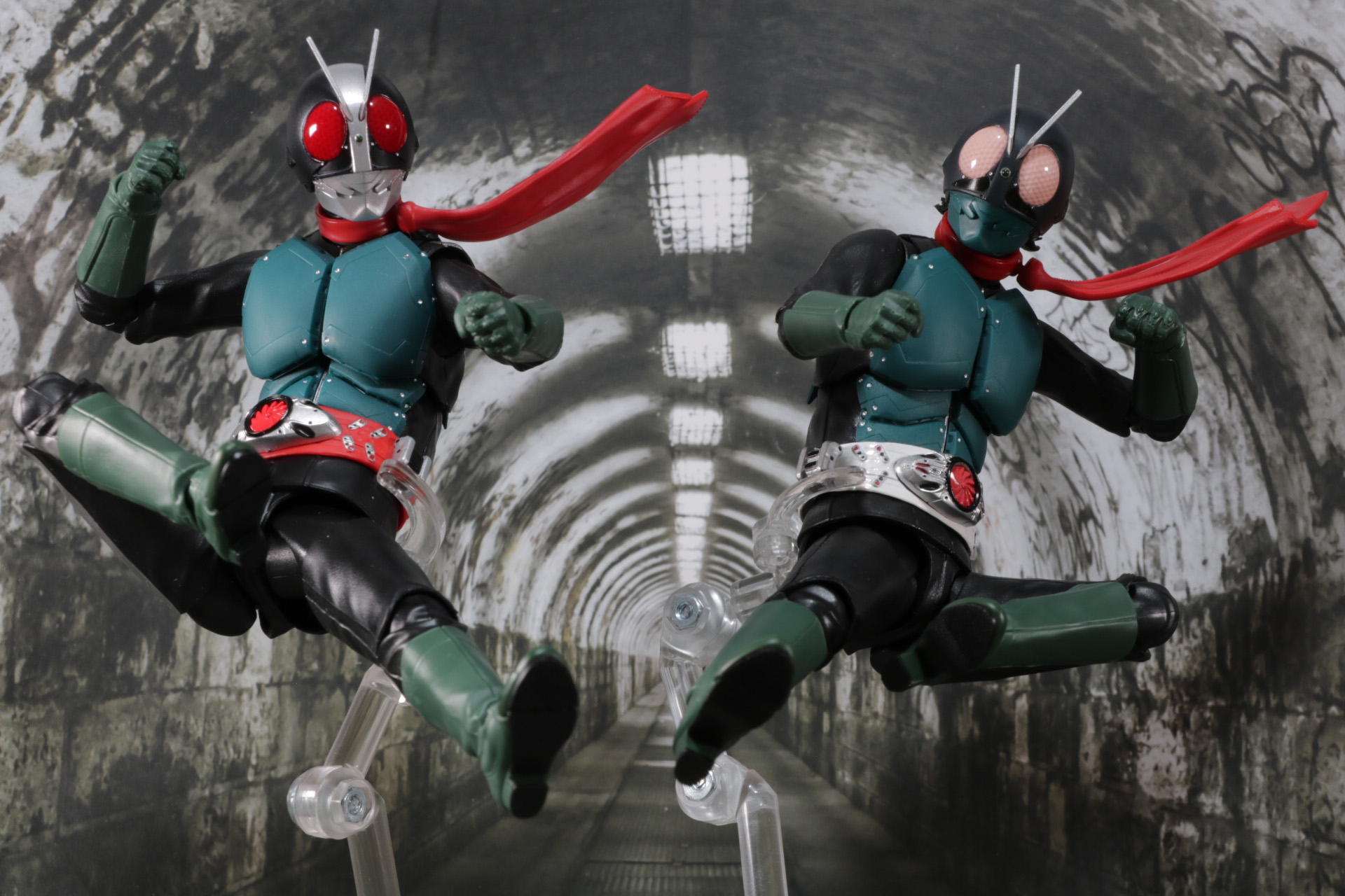 ダブルライダーキックが炸裂