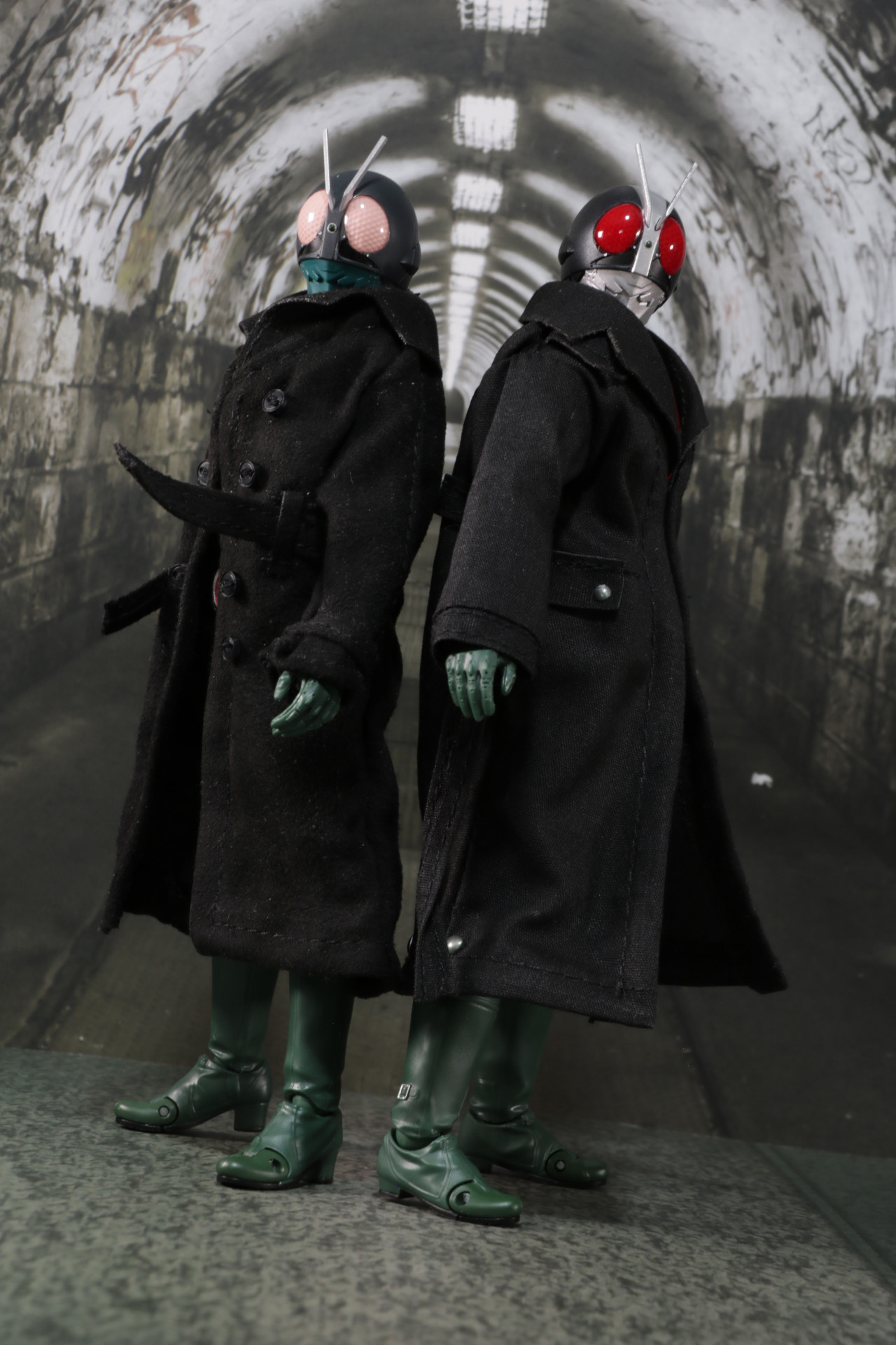 コートを着た状態ではダークヒーローらしい出で立ち