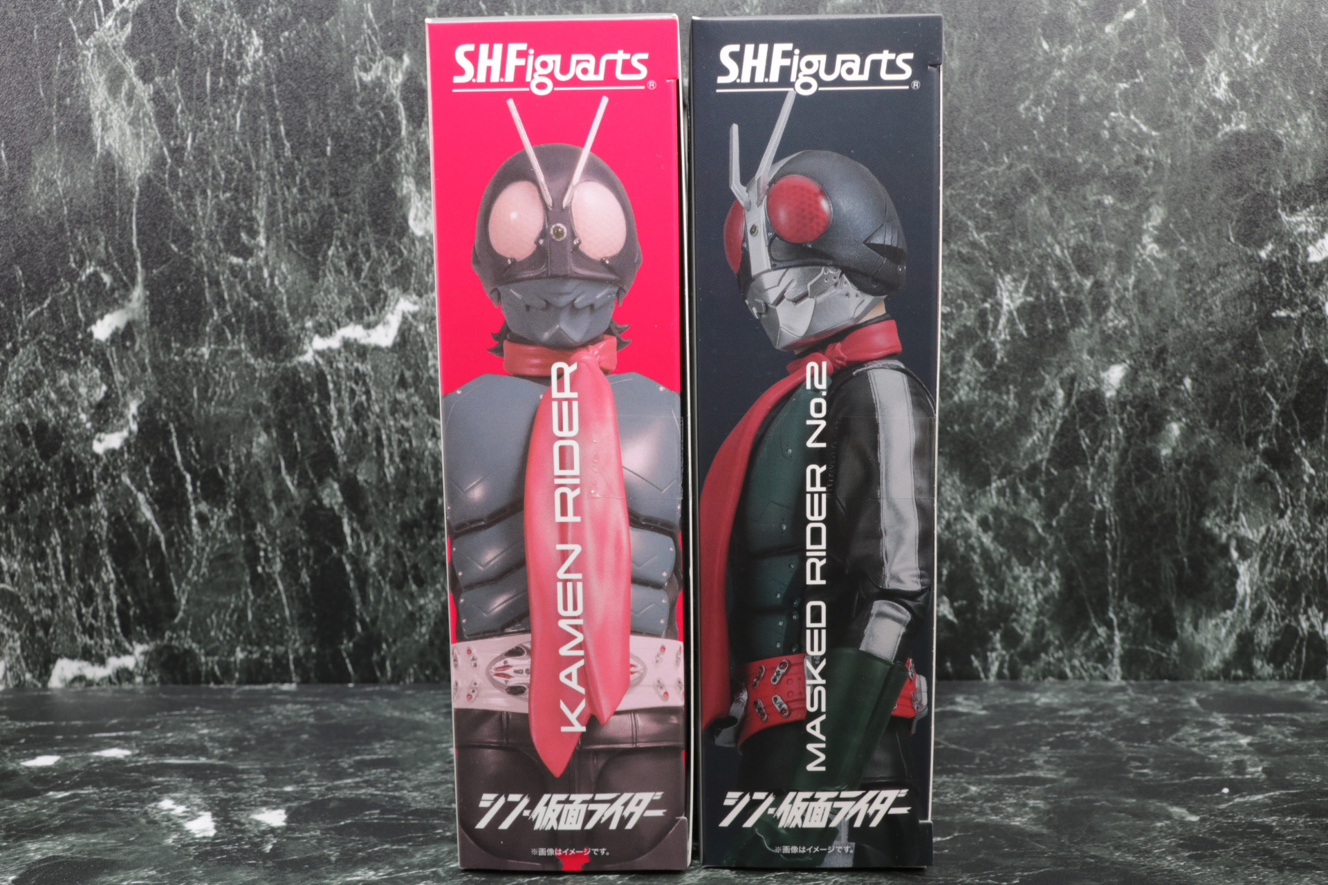 側面の表記では「KAMEN RIDER」と「MASKED RIDER No.2」と同作品ながら異なる呼称となっている