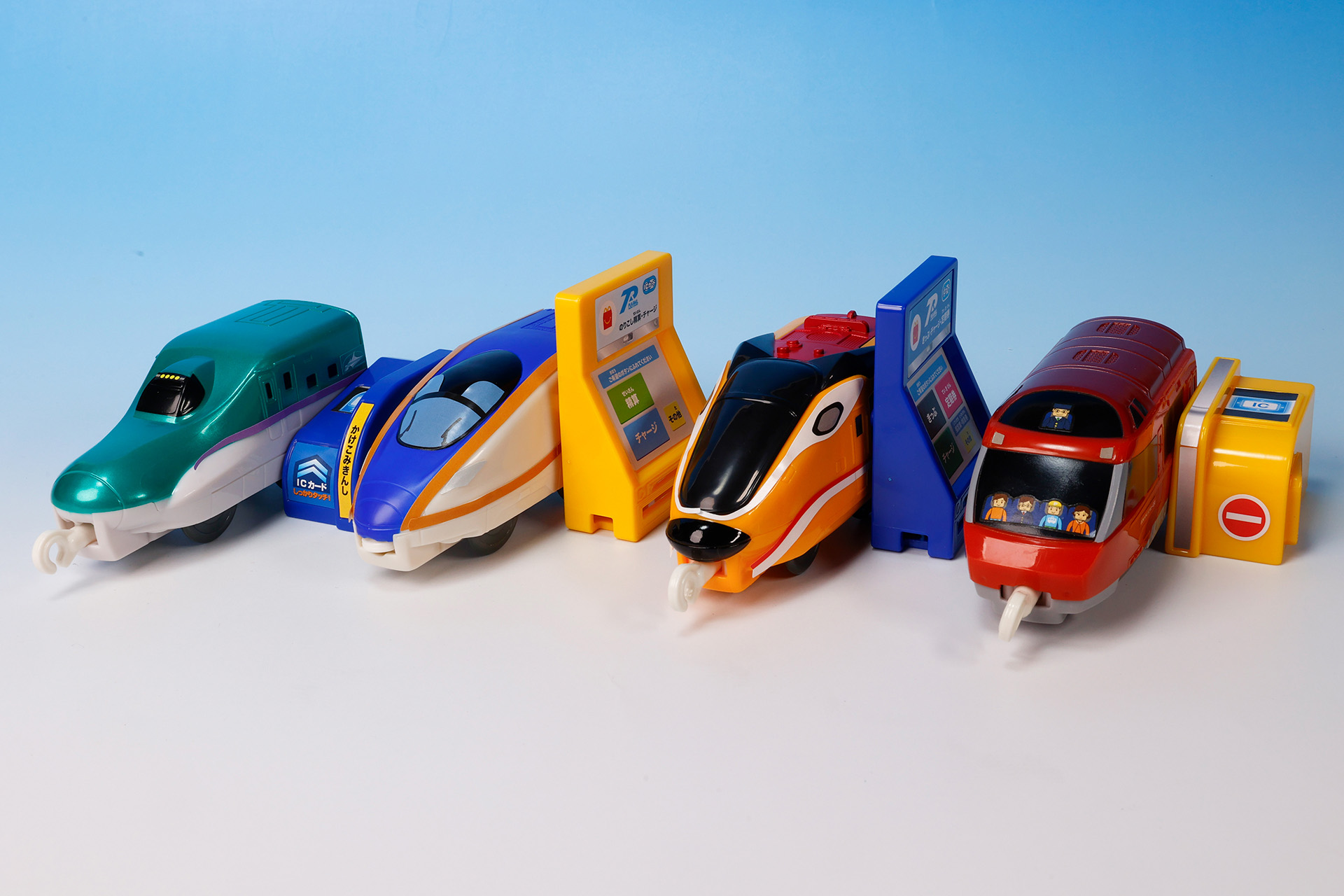 こちらが第1弾（9月15日～9月28日）のハッピーセット「プラレール」に登場するおもちゃ。写真左から「H5 系新幹線はやぶさ＆改札機（入口）セット」、「W7 系新幹線かがやき＆精算機セット」、「ドッグエクスプレス＆発売機セット」、「小田急ロマンスカーGSE70000 形＆改札機（出口）セット」
