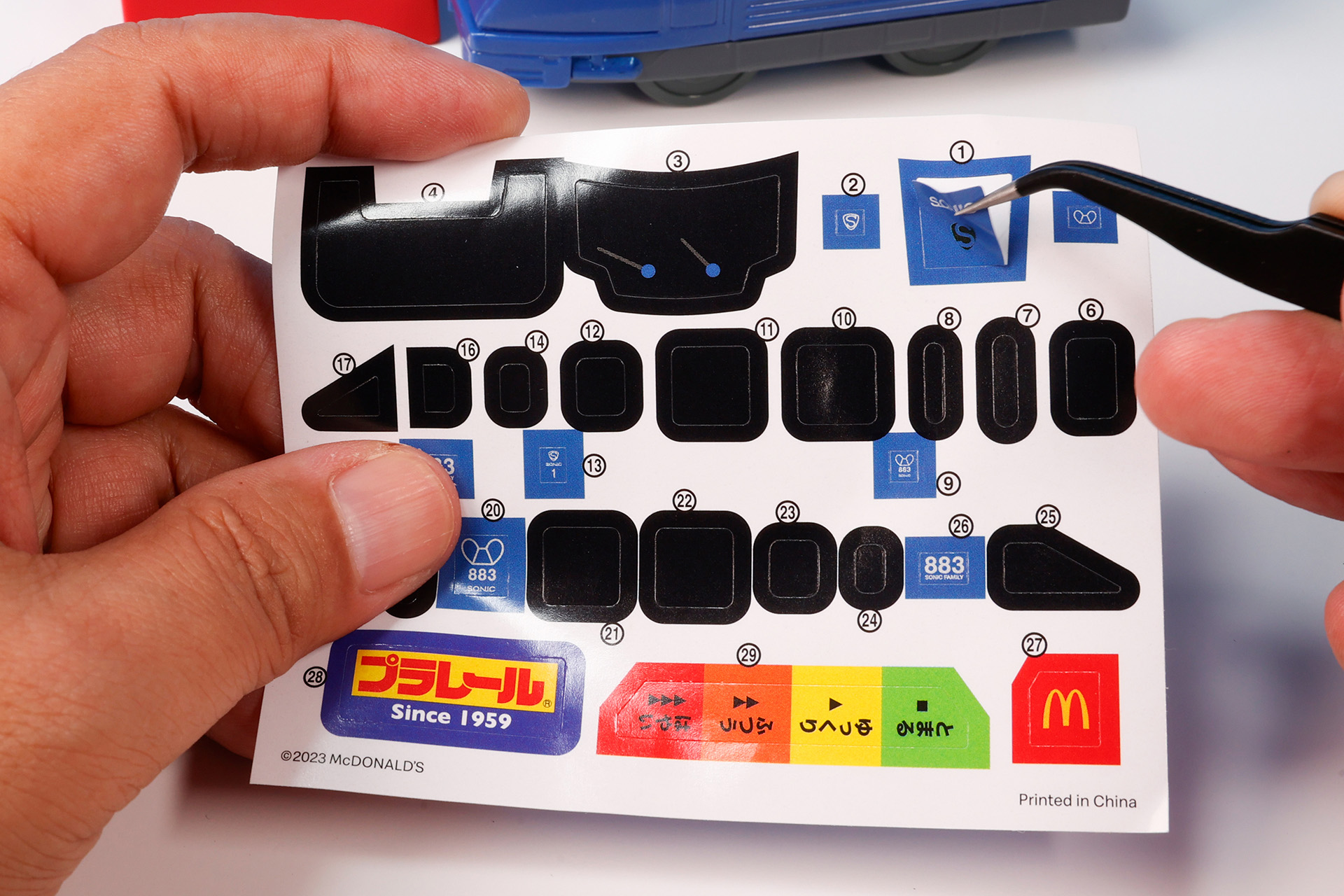 まずは遊び始める前にシールを貼っていこう