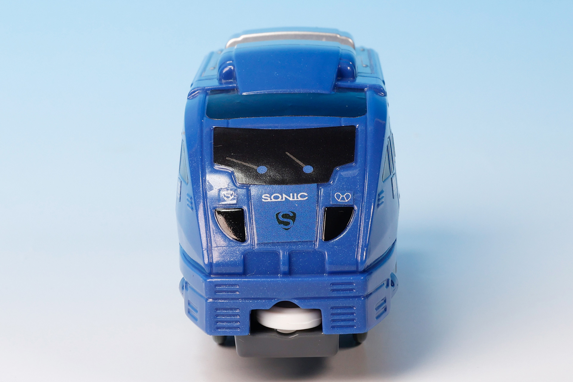 青いボディがクールな「JR 九州 883 系ソニック」