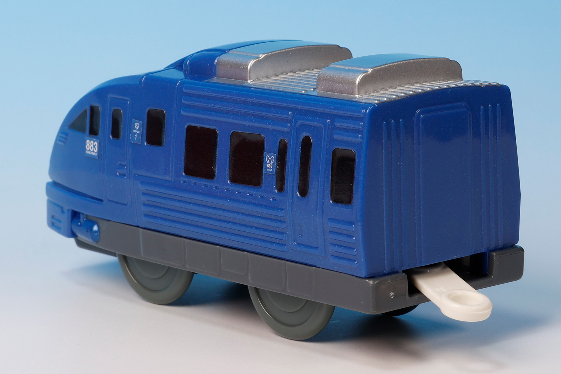 窓やマークなどはシールで再現されている