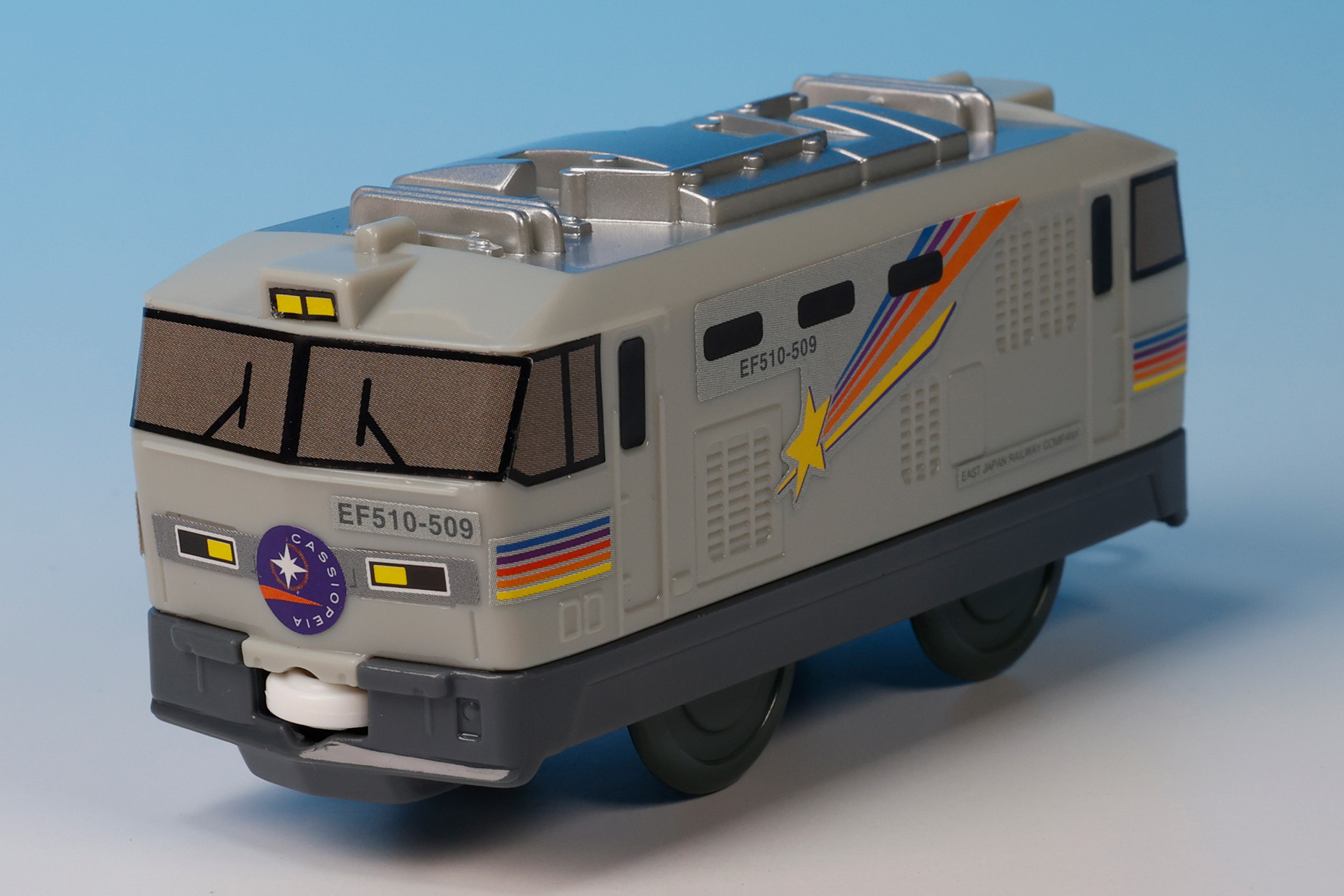 銀色のボディに星をあしらったマークがクール！