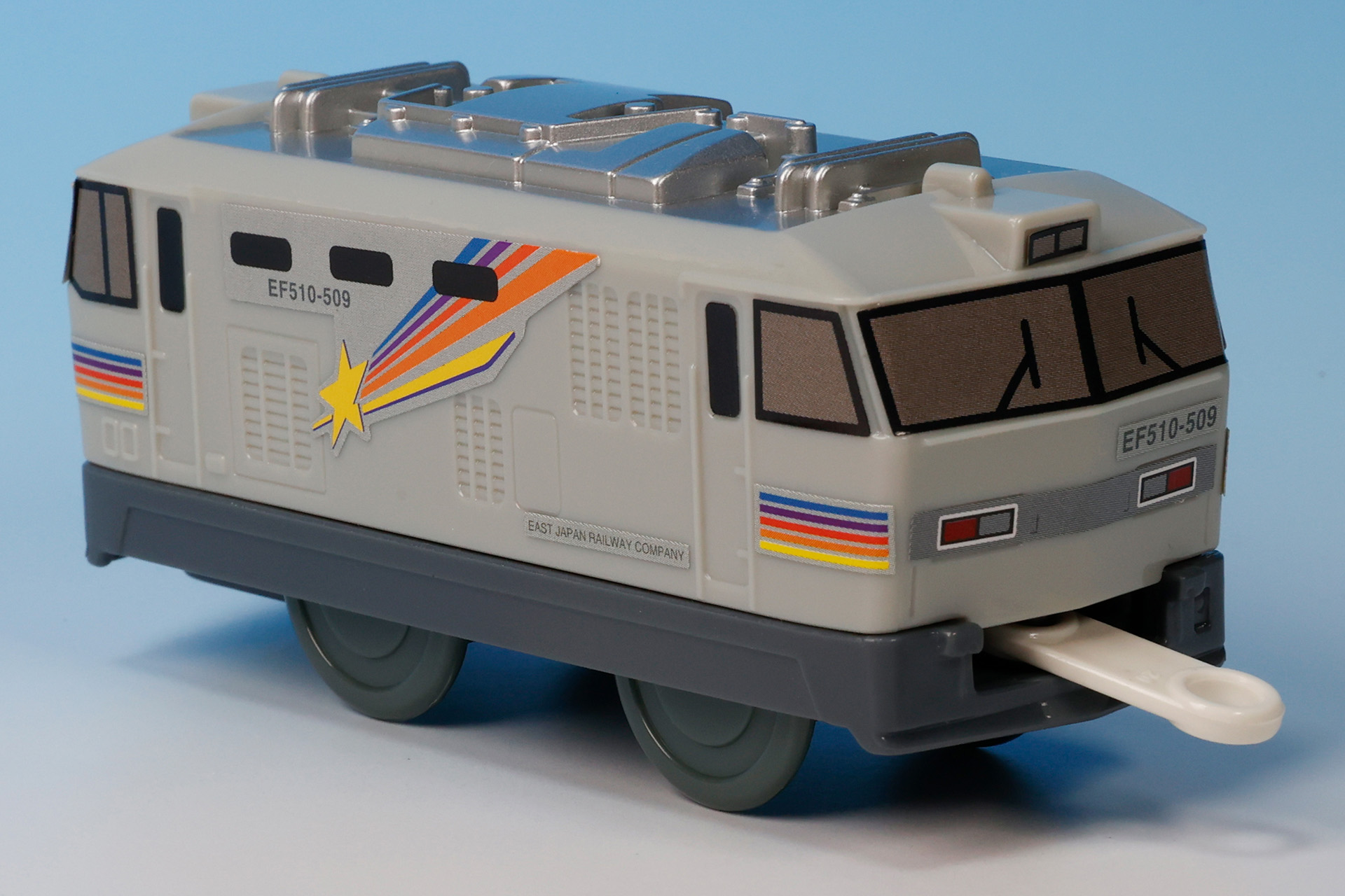 窓や細かなデザインはシールで再現されたものだ