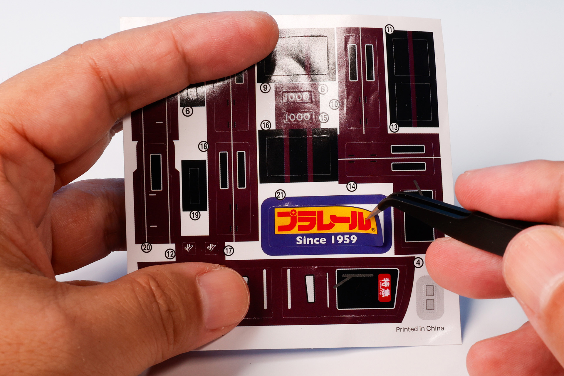 まずは遊び始める前に、シールをおもちゃに貼っていこう！