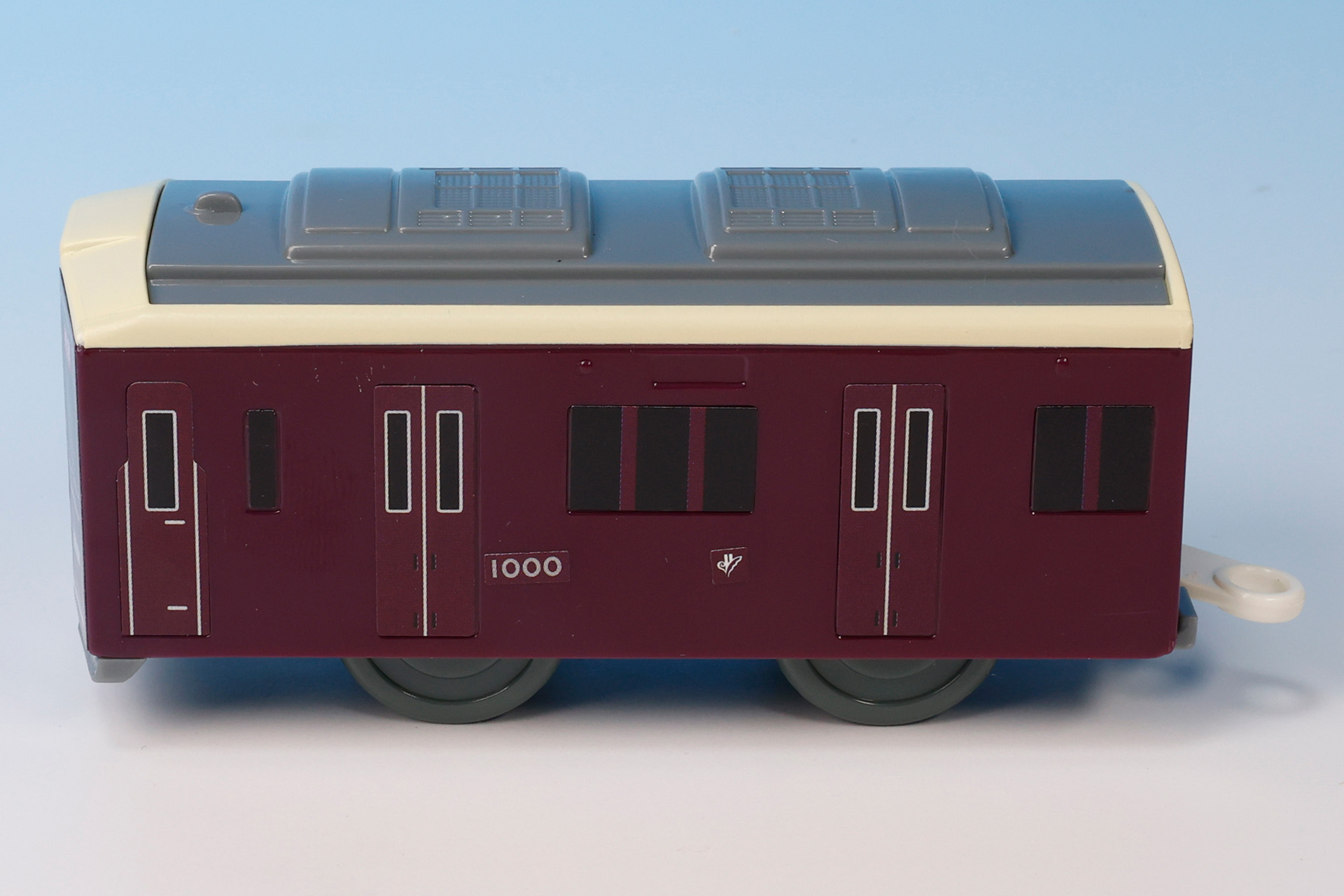 窓やドアなどはシールで再現されている