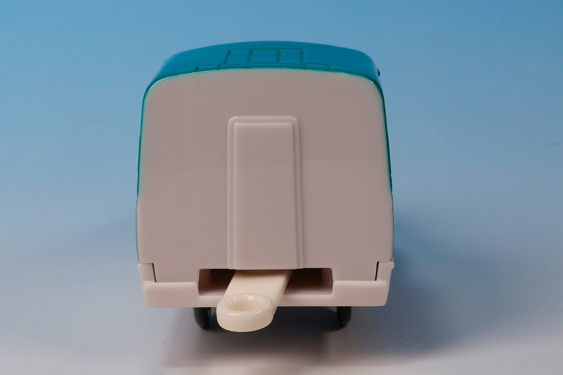 背面側には車両を接続するための連結器が付けられている