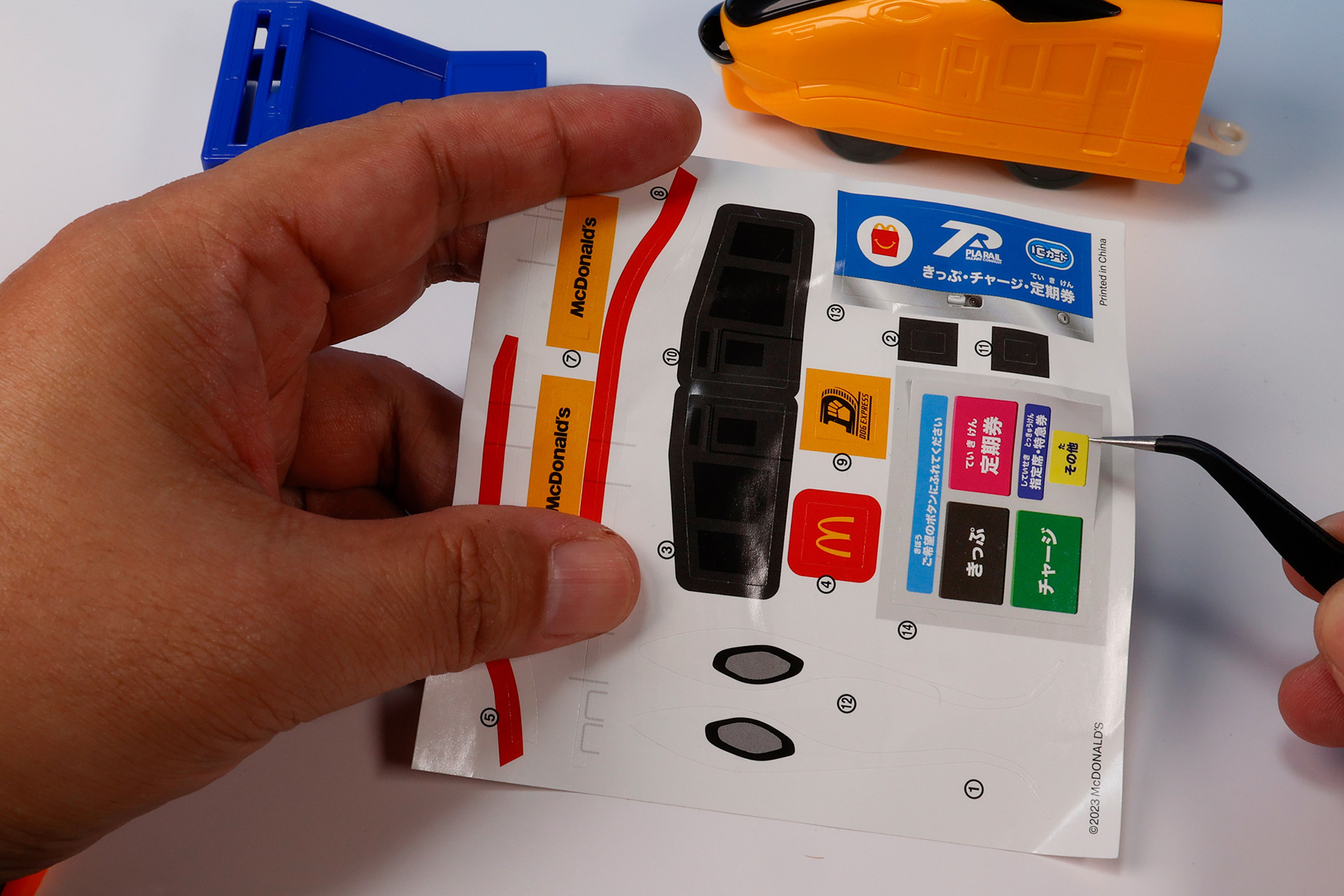 まずはシールをおもちゃに貼っていこう