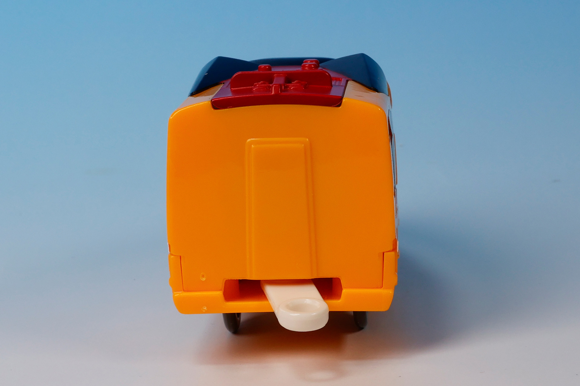 車両の背面側はスッキリとしたデザインだ