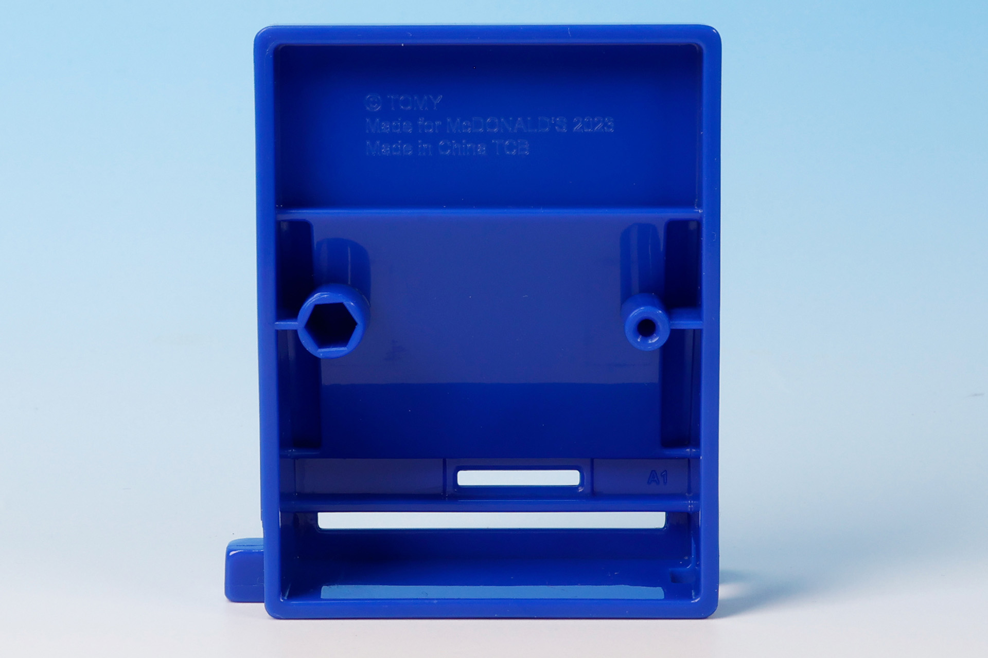 こちらも基本的に壁に取り付けられている機器であるため、背面側は作り込まれていない