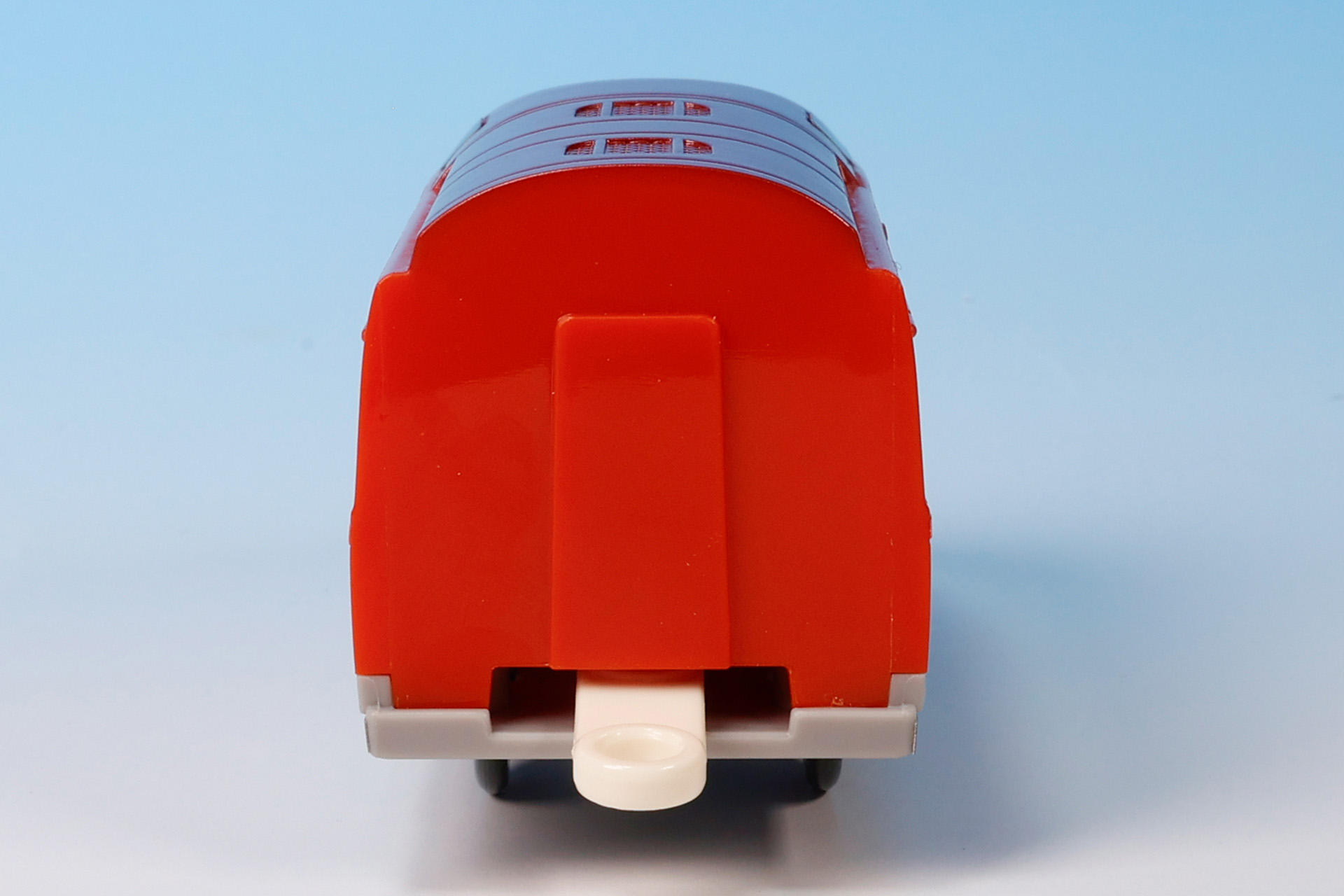 車体カラーは、薔薇の色を基調にしたローズバーミリオンが採用されている