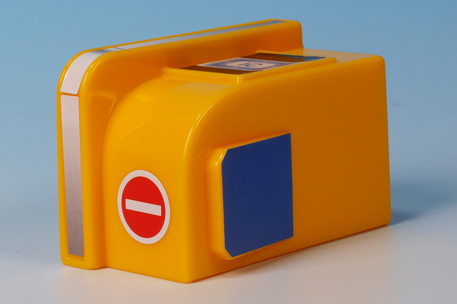 出口用の改札口らしく、一方通行のマークも付けられている