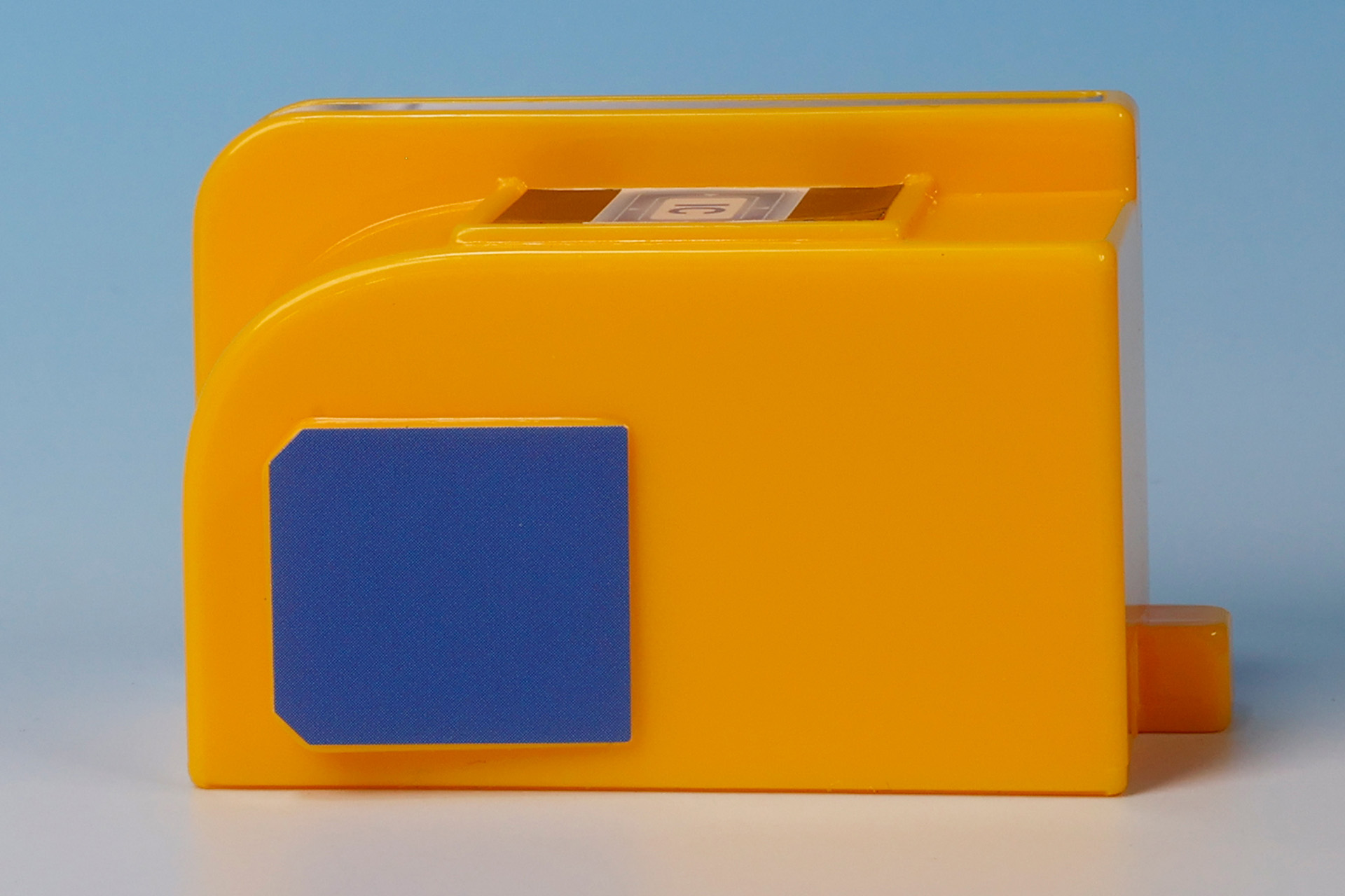 改札機の扉部分は、青いシールで再現されている