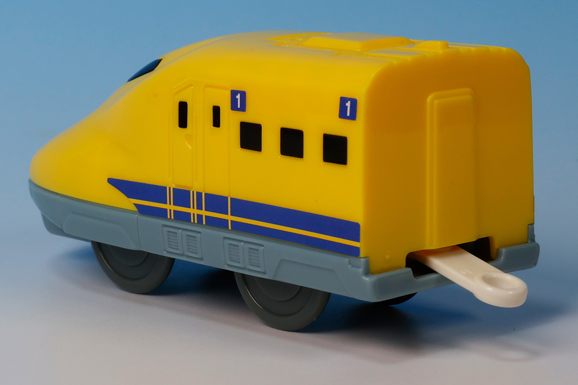 窓や細かいマークもシールで再現されている